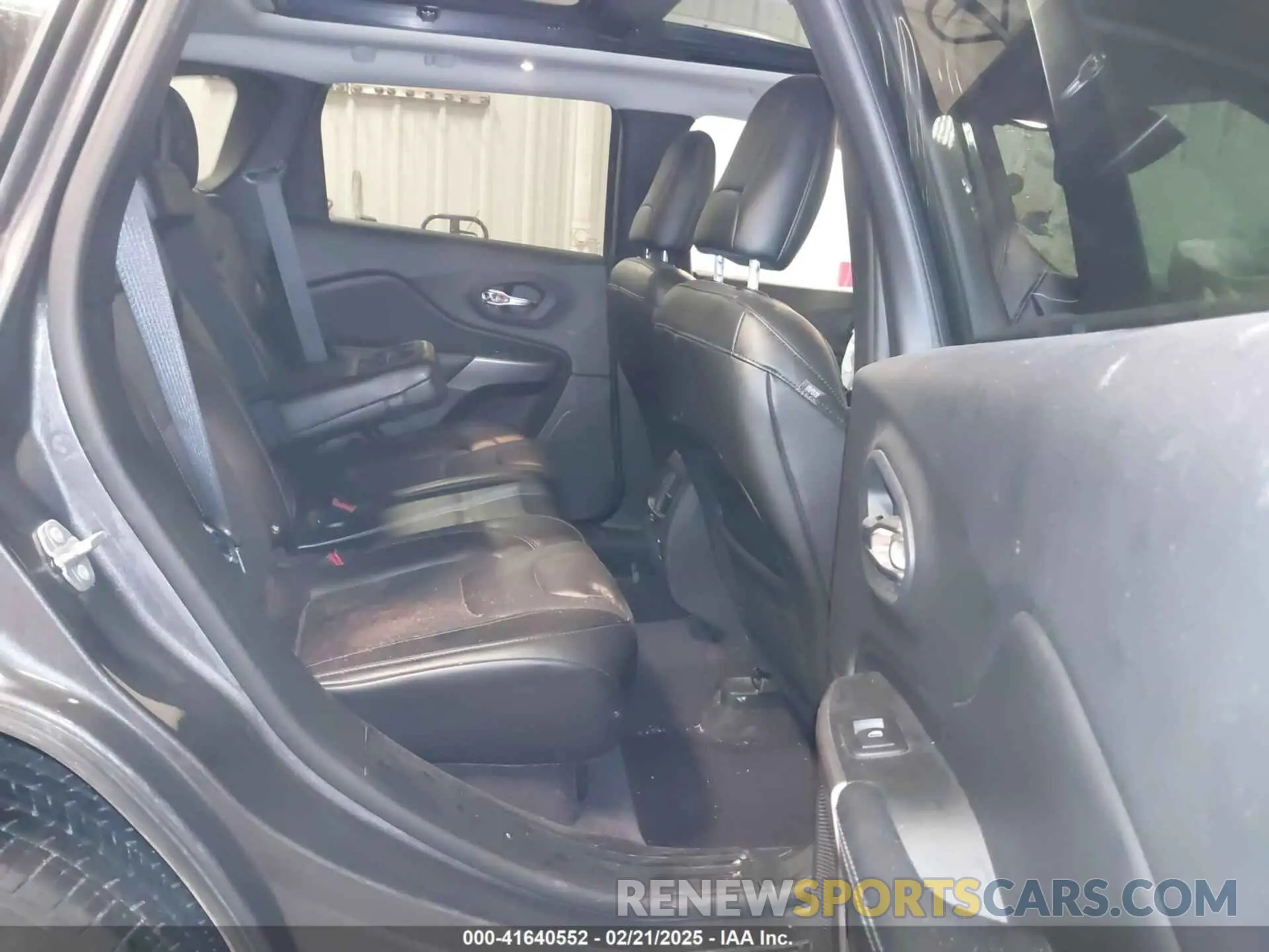 8 Photograph of a damaged car 1C4PJMDX3KD156801 JEEP CHEROKEE 2019