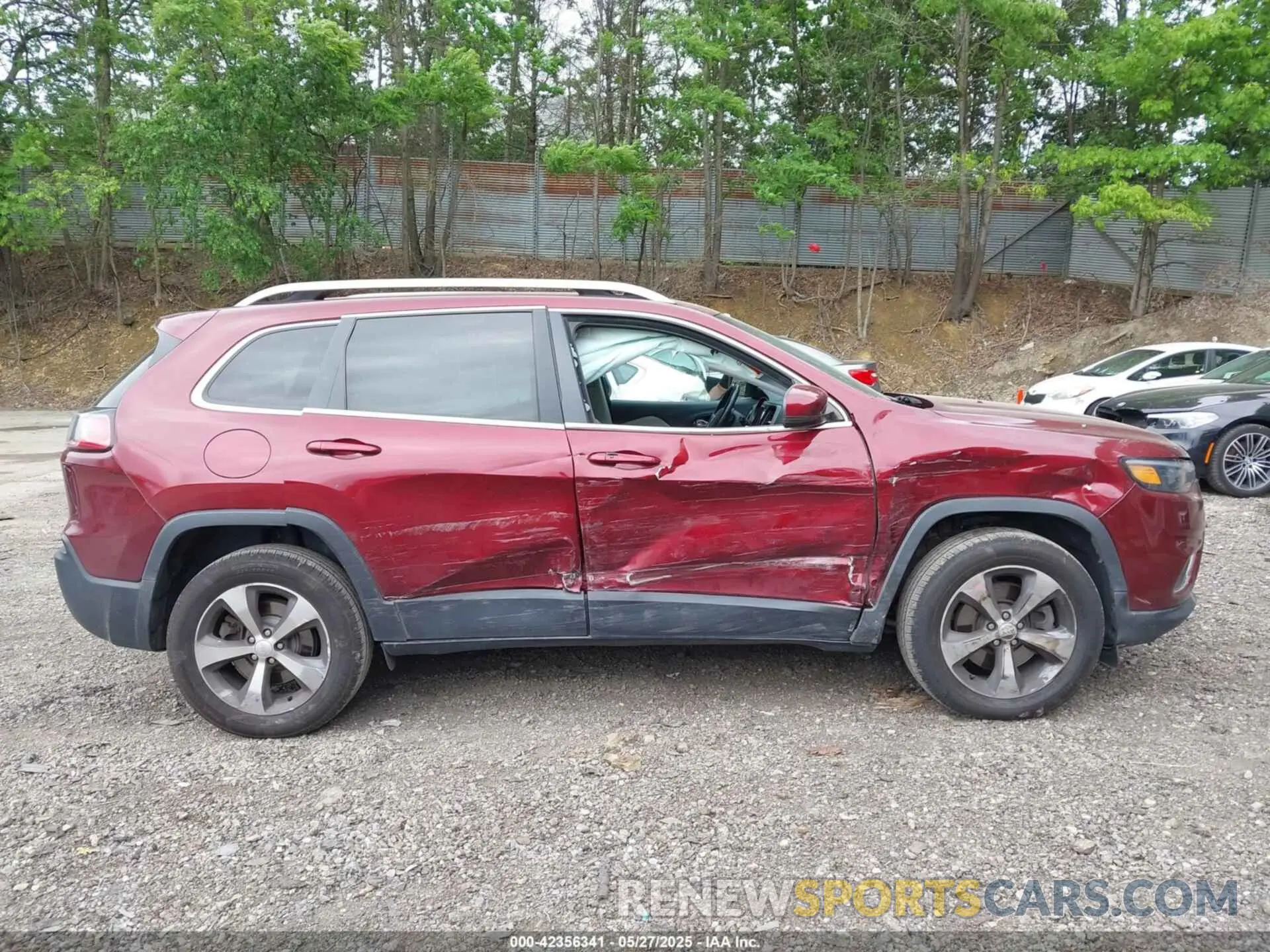 13 Photograph of a damaged car 1C4PJMDX3KD235353 JEEP CHEROKEE 2019