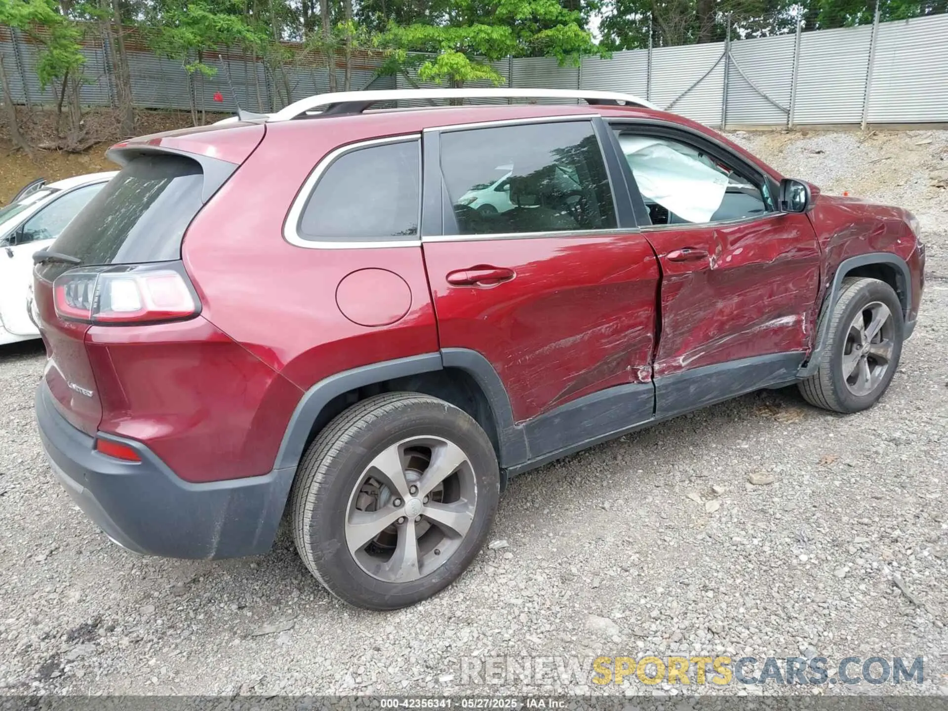 4 Photograph of a damaged car 1C4PJMDX3KD235353 JEEP CHEROKEE 2019