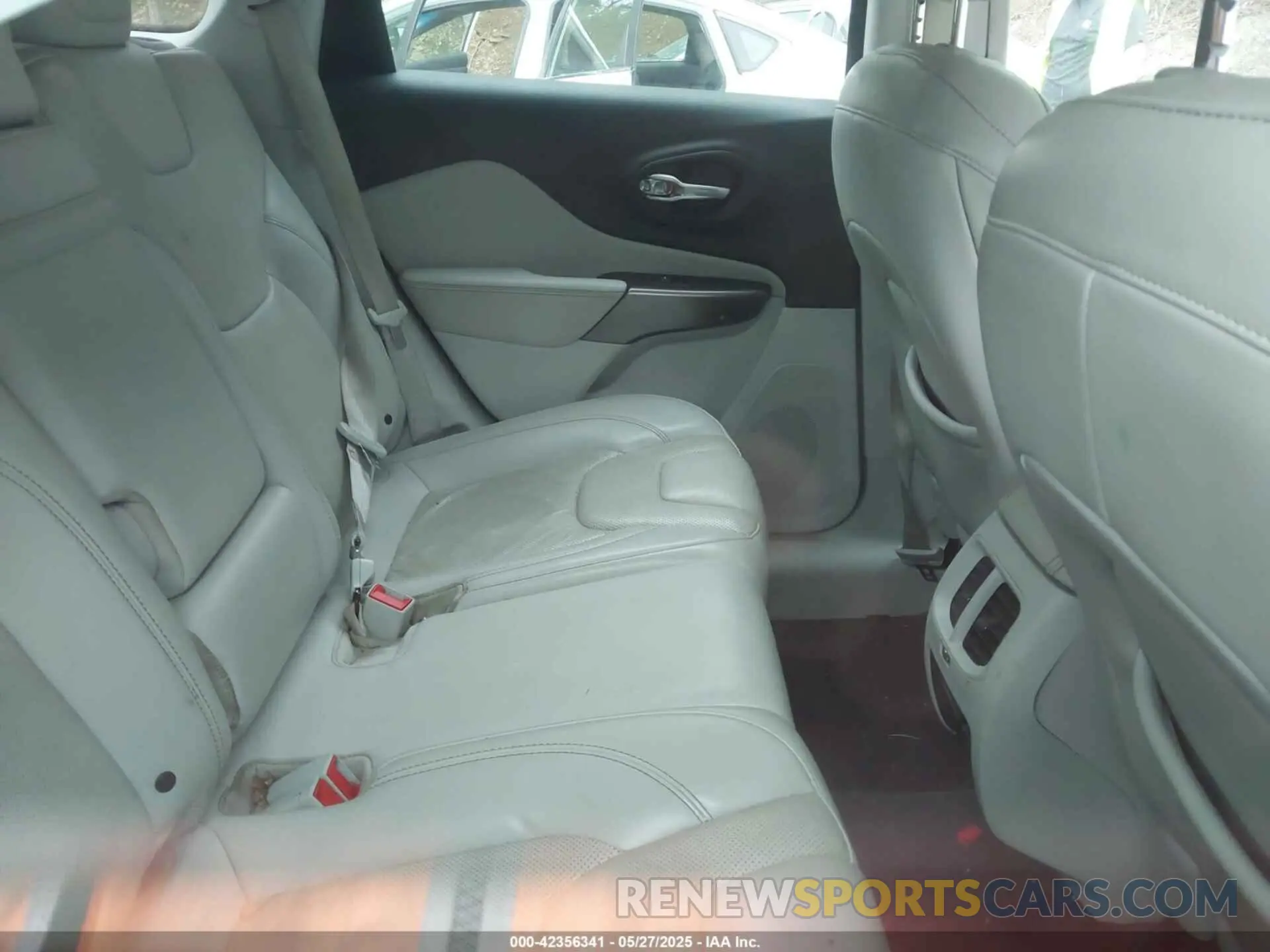 8 Photograph of a damaged car 1C4PJMDX3KD235353 JEEP CHEROKEE 2019