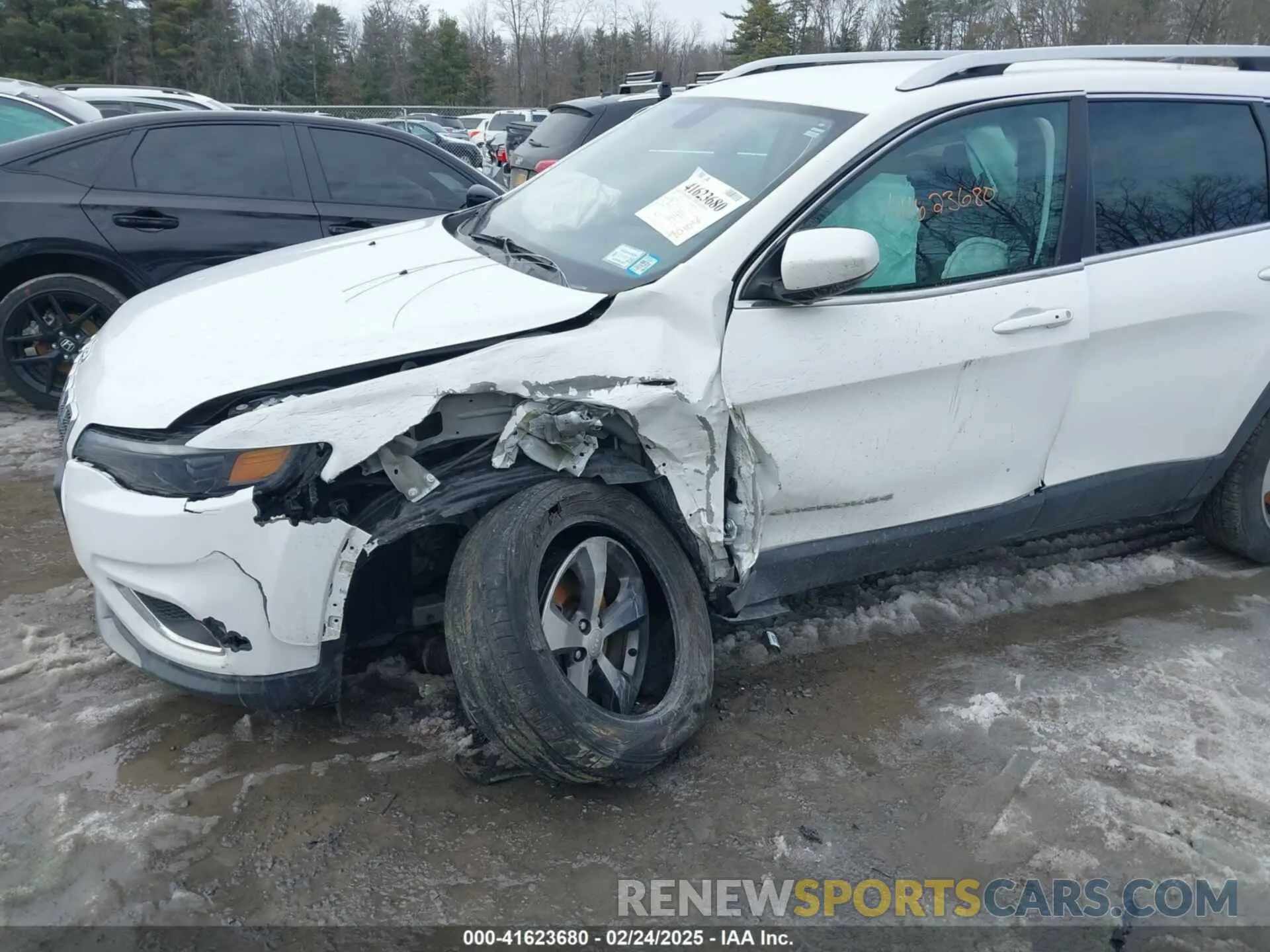 17 Photograph of a damaged car 1C4PJMDX3KD441353 JEEP CHEROKEE 2019