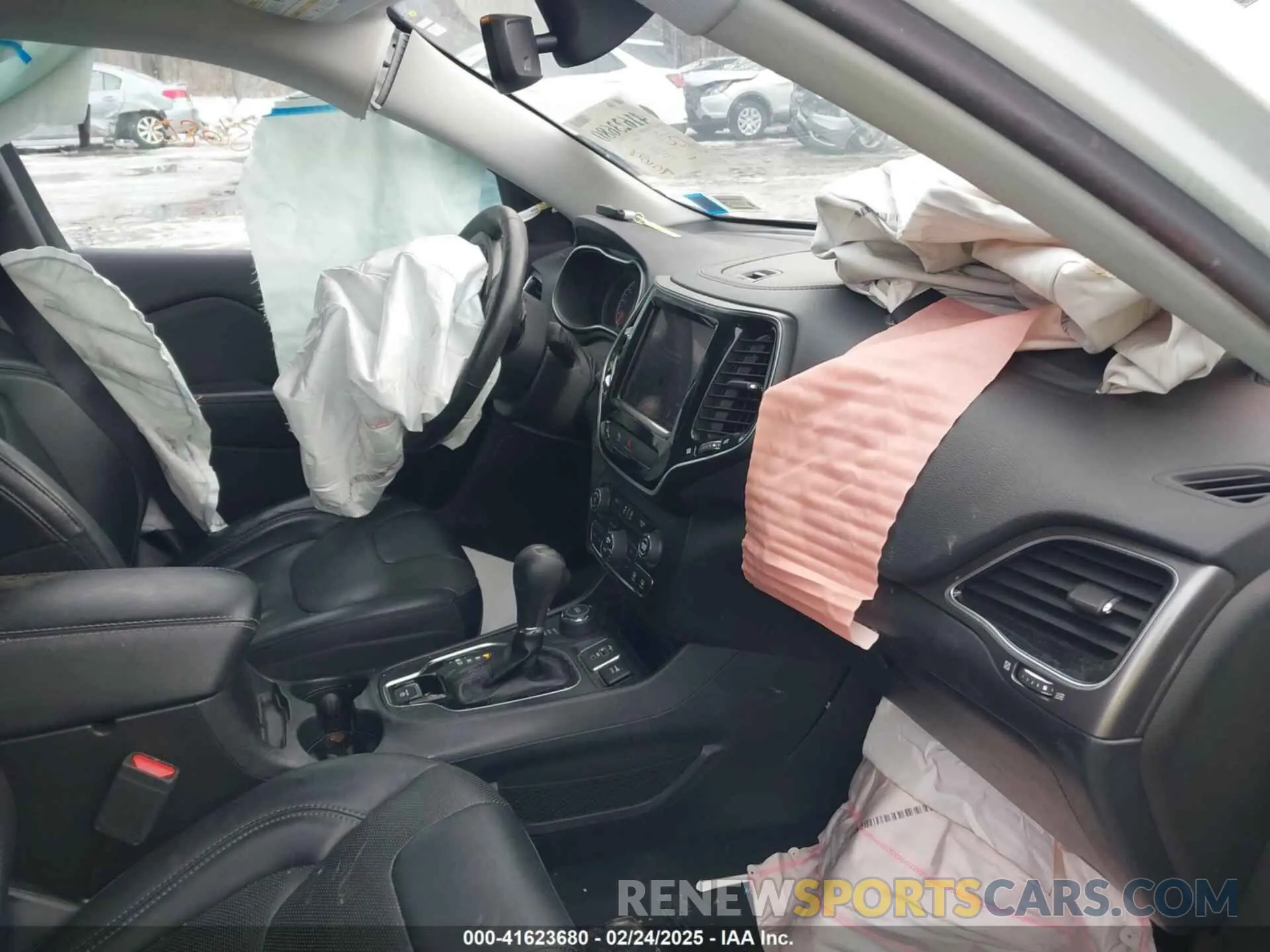 5 Photograph of a damaged car 1C4PJMDX3KD441353 JEEP CHEROKEE 2019