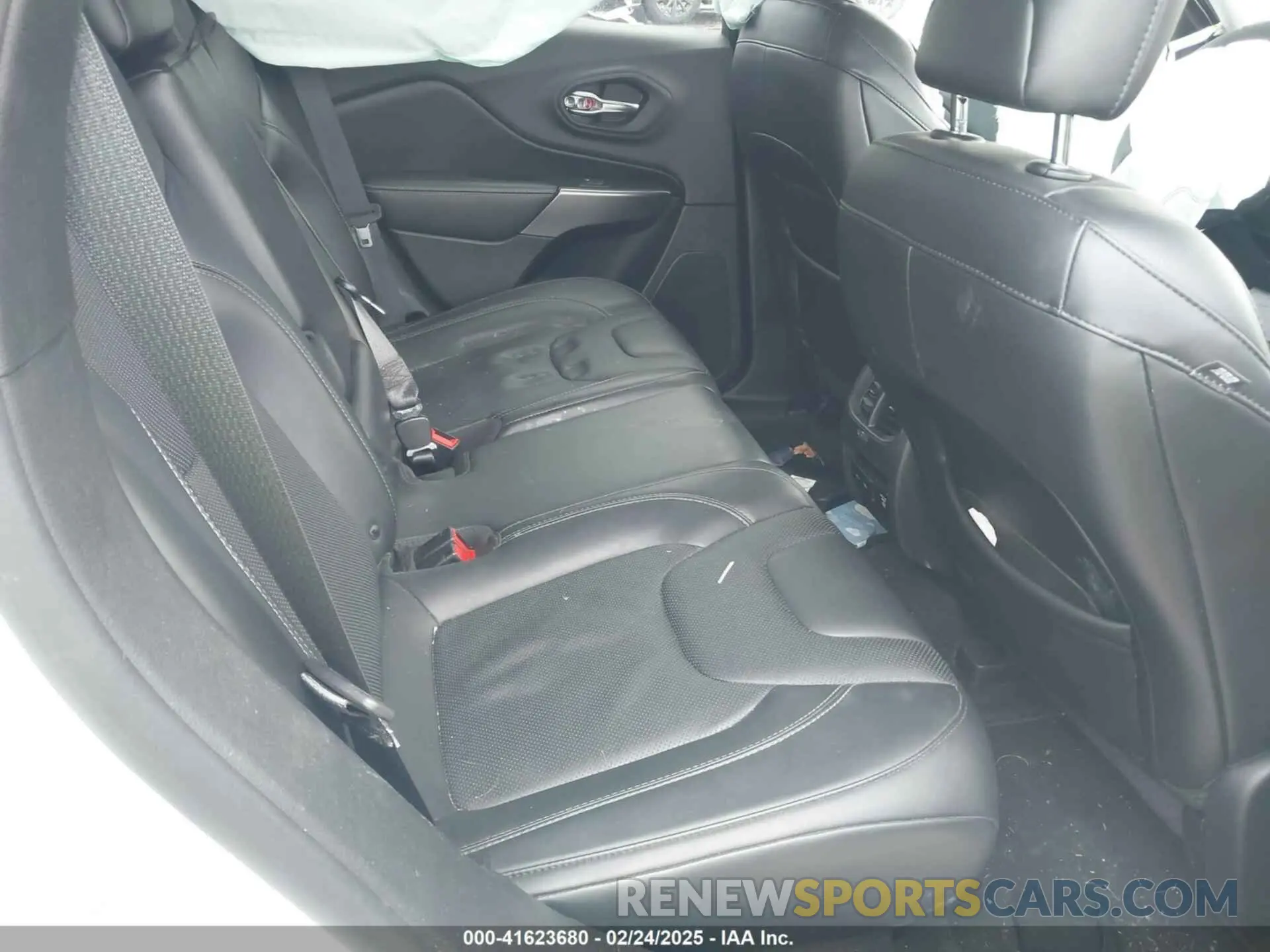 8 Photograph of a damaged car 1C4PJMDX3KD441353 JEEP CHEROKEE 2019