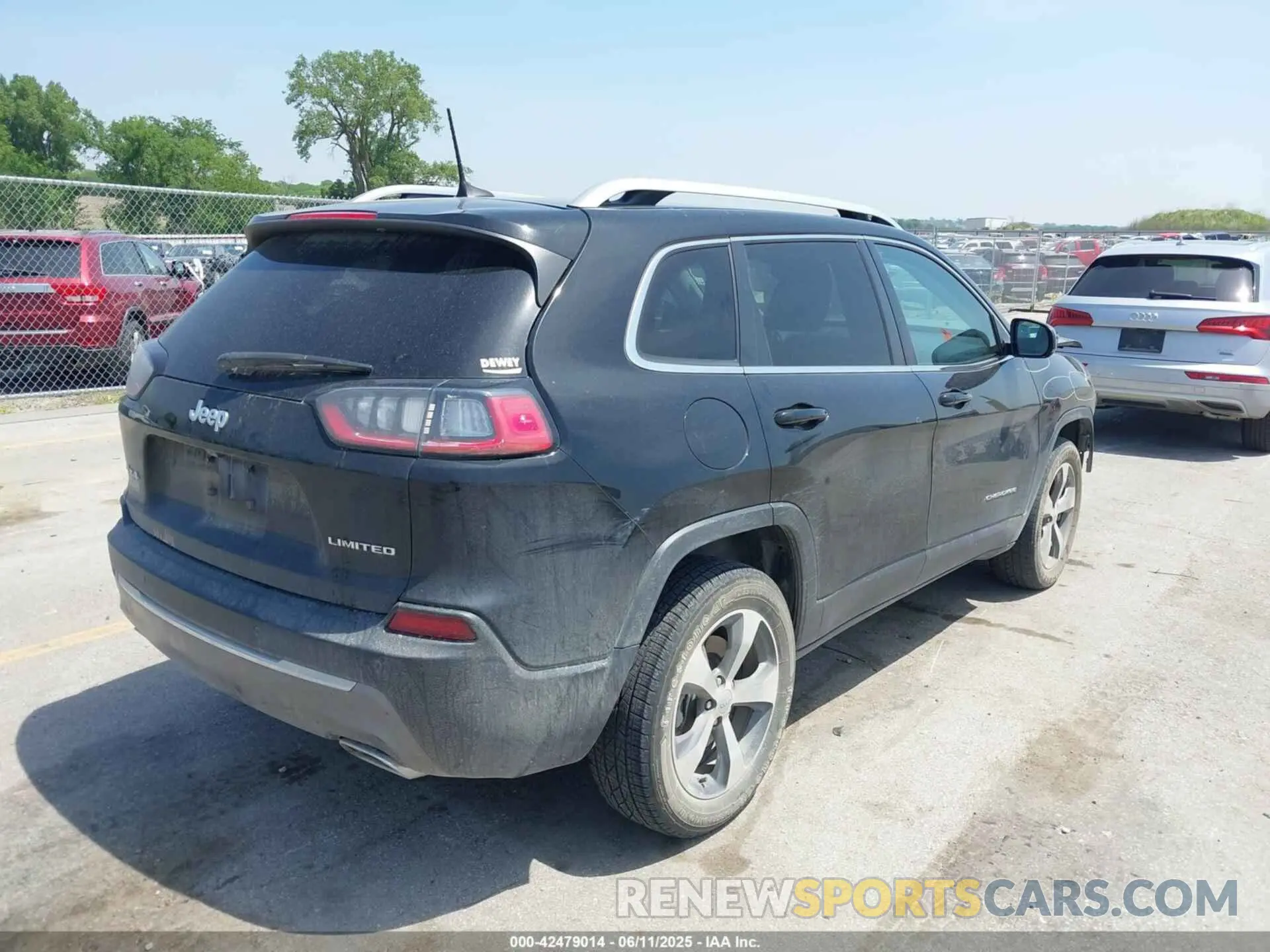 4 Photograph of a damaged car 1C4PJMDX3KD441868 JEEP CHEROKEE 2019