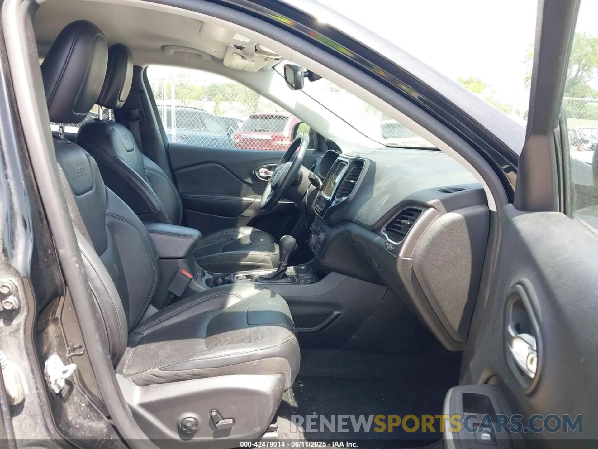 5 Photograph of a damaged car 1C4PJMDX3KD441868 JEEP CHEROKEE 2019