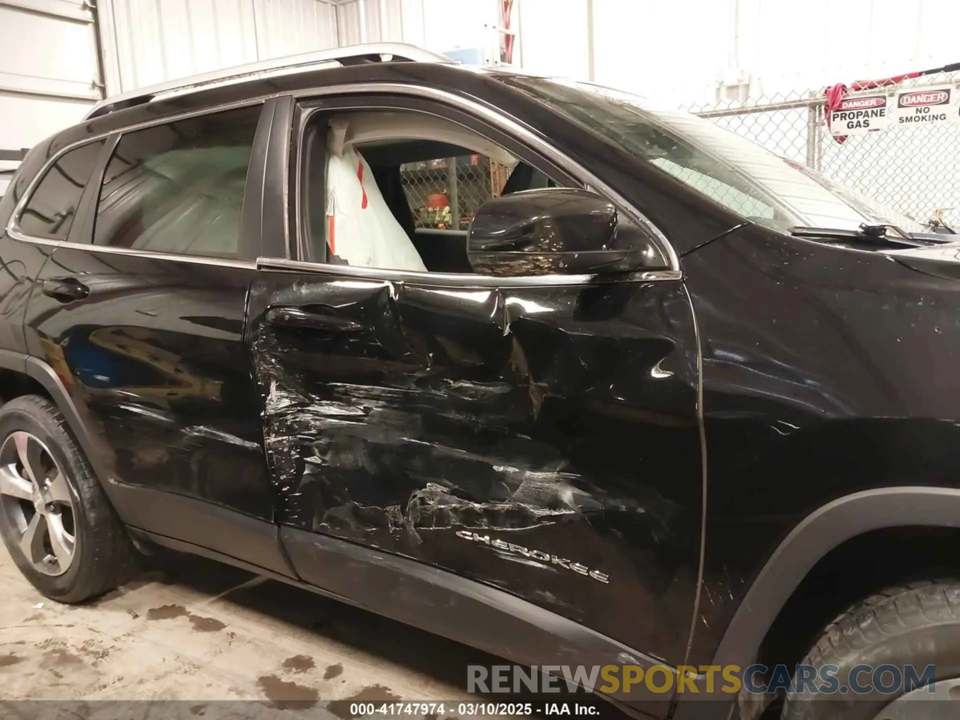 13 Photograph of a damaged car 1C4PJMDX3KD447038 JEEP CHEROKEE 2019
