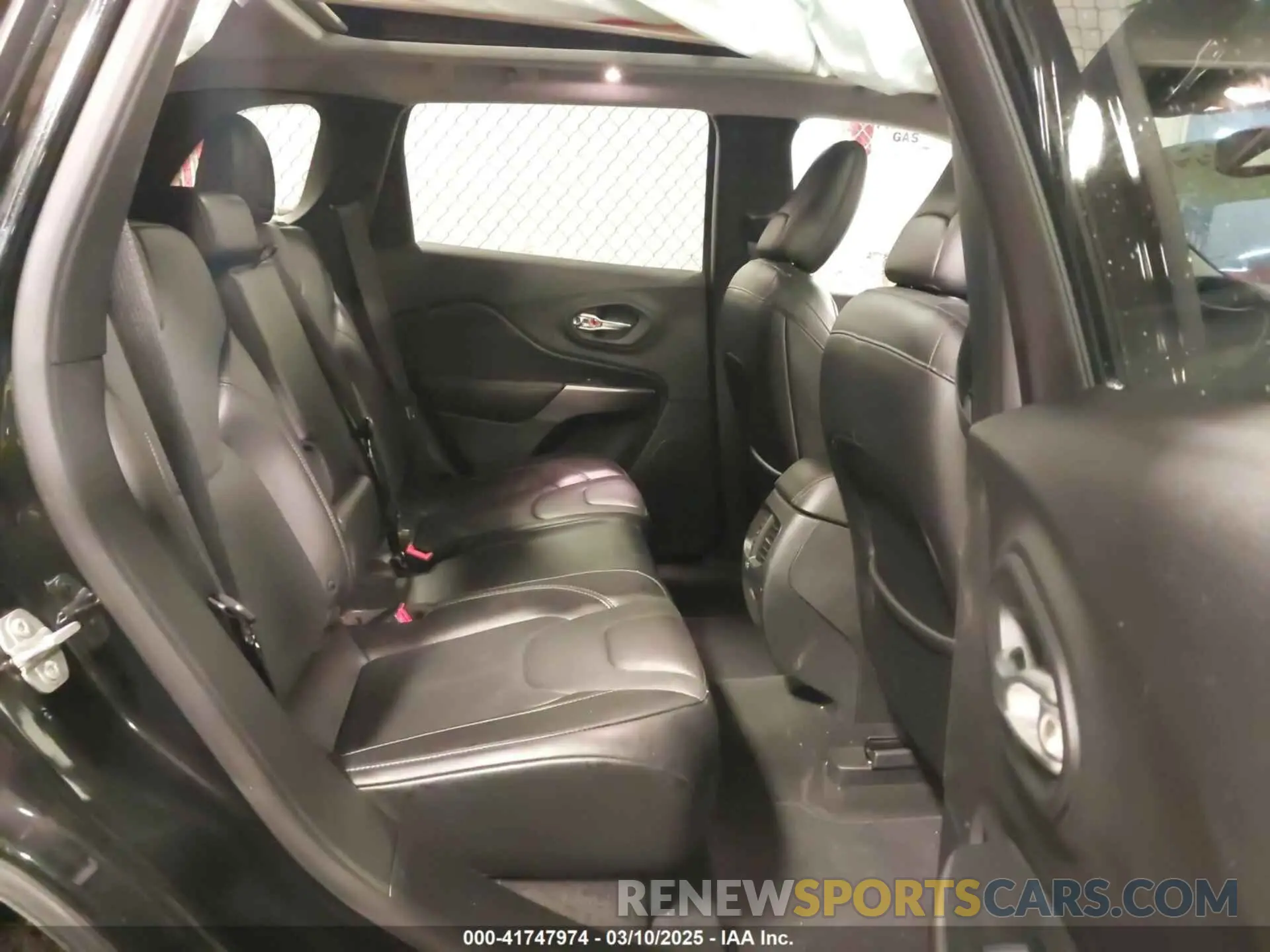 8 Photograph of a damaged car 1C4PJMDX3KD447038 JEEP CHEROKEE 2019