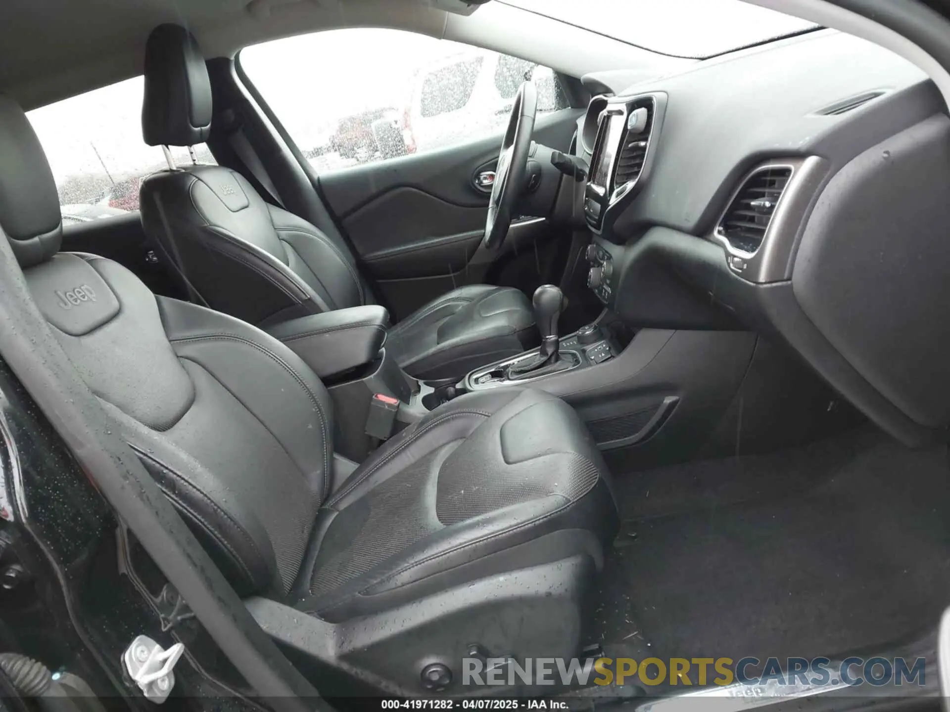 5 Photograph of a damaged car 1C4PJMDX4KD251190 JEEP CHEROKEE 2019