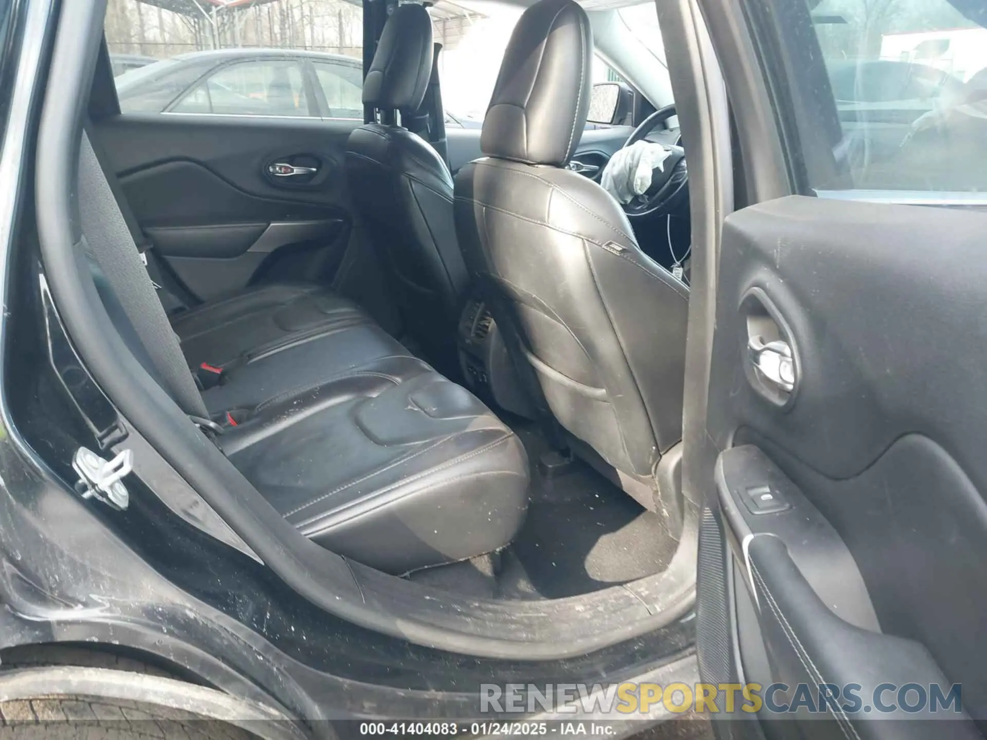 8 Photograph of a damaged car 1C4PJMDX4KD303952 JEEP CHEROKEE 2019