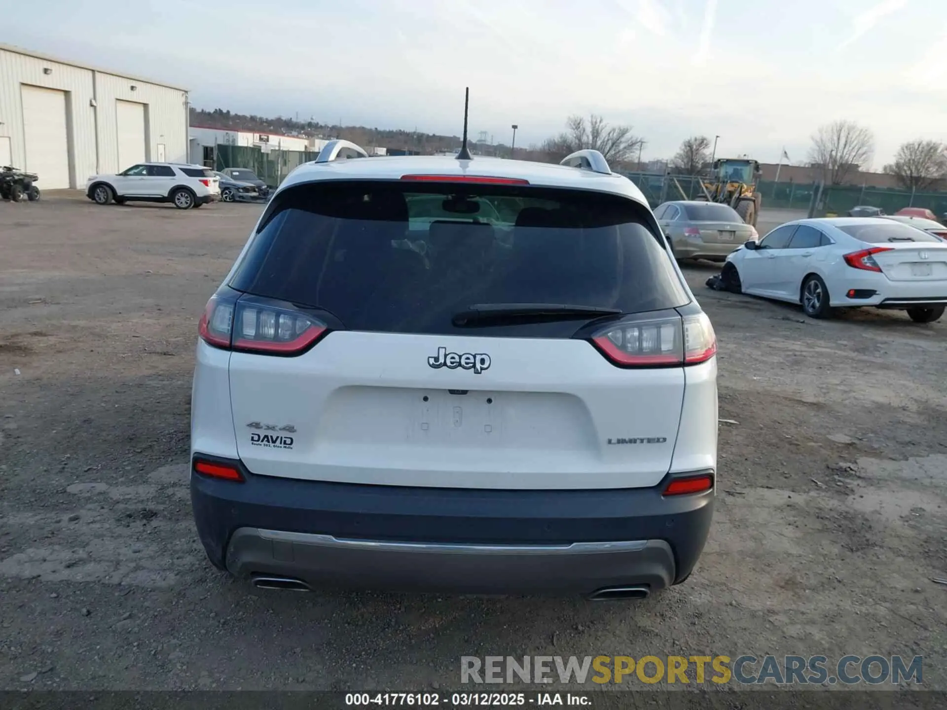 17 Photograph of a damaged car 1C4PJMDX4KD382829 JEEP CHEROKEE 2019