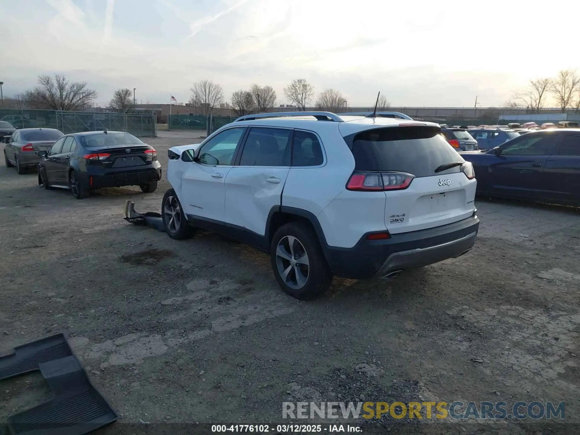 3 Photograph of a damaged car 1C4PJMDX4KD382829 JEEP CHEROKEE 2019