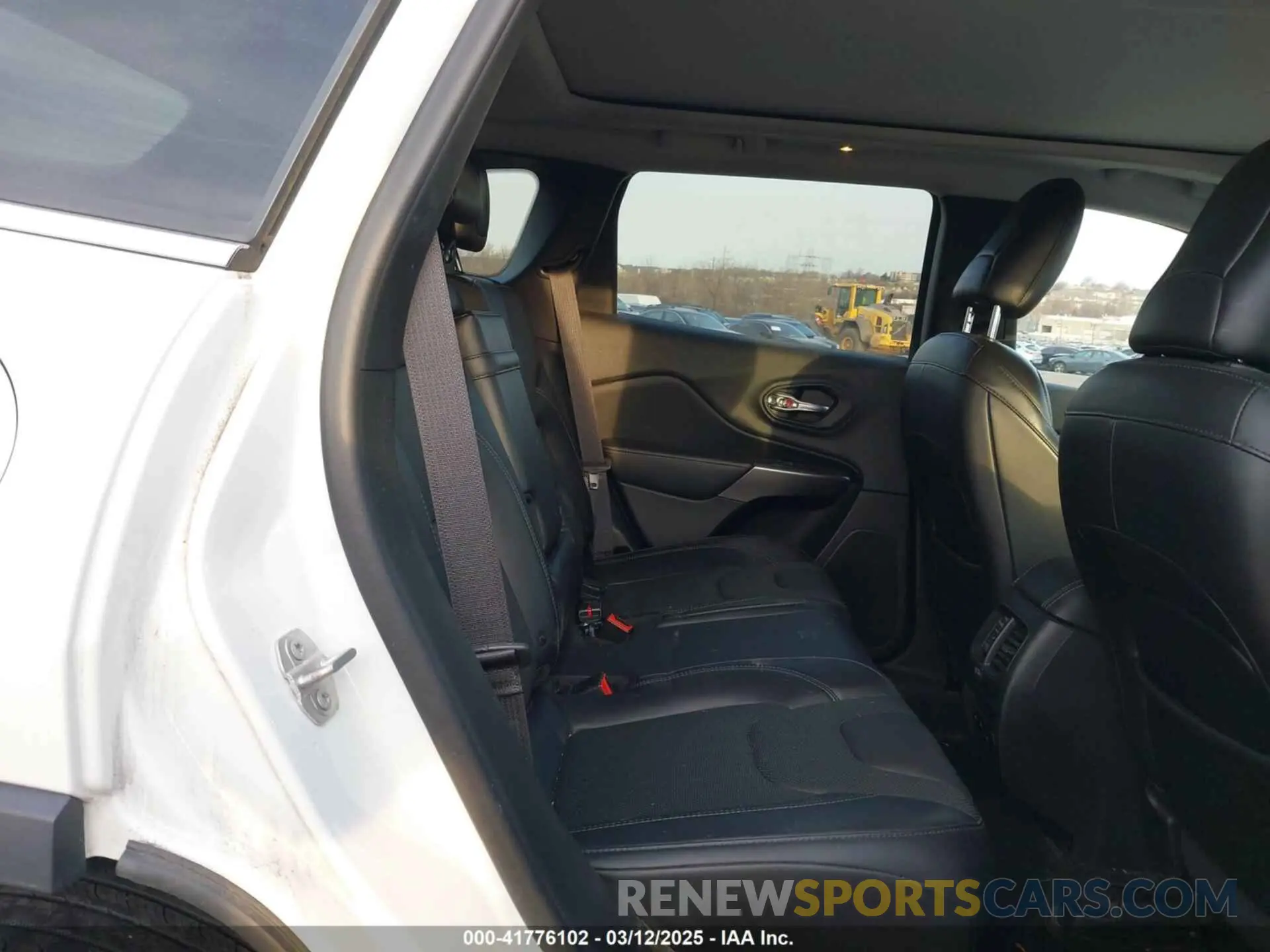 8 Photograph of a damaged car 1C4PJMDX4KD382829 JEEP CHEROKEE 2019