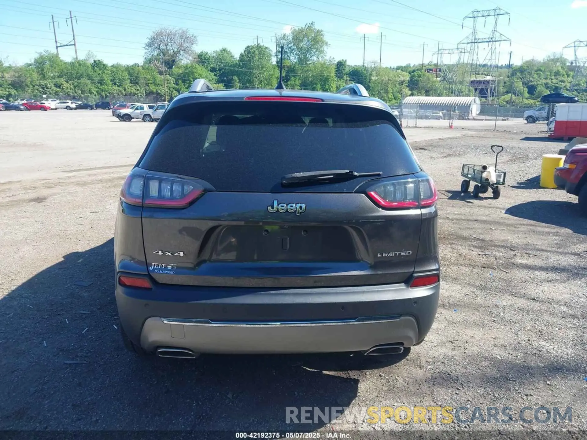 17 Photograph of a damaged car 1C4PJMDX5KD157237 JEEP CHEROKEE 2019