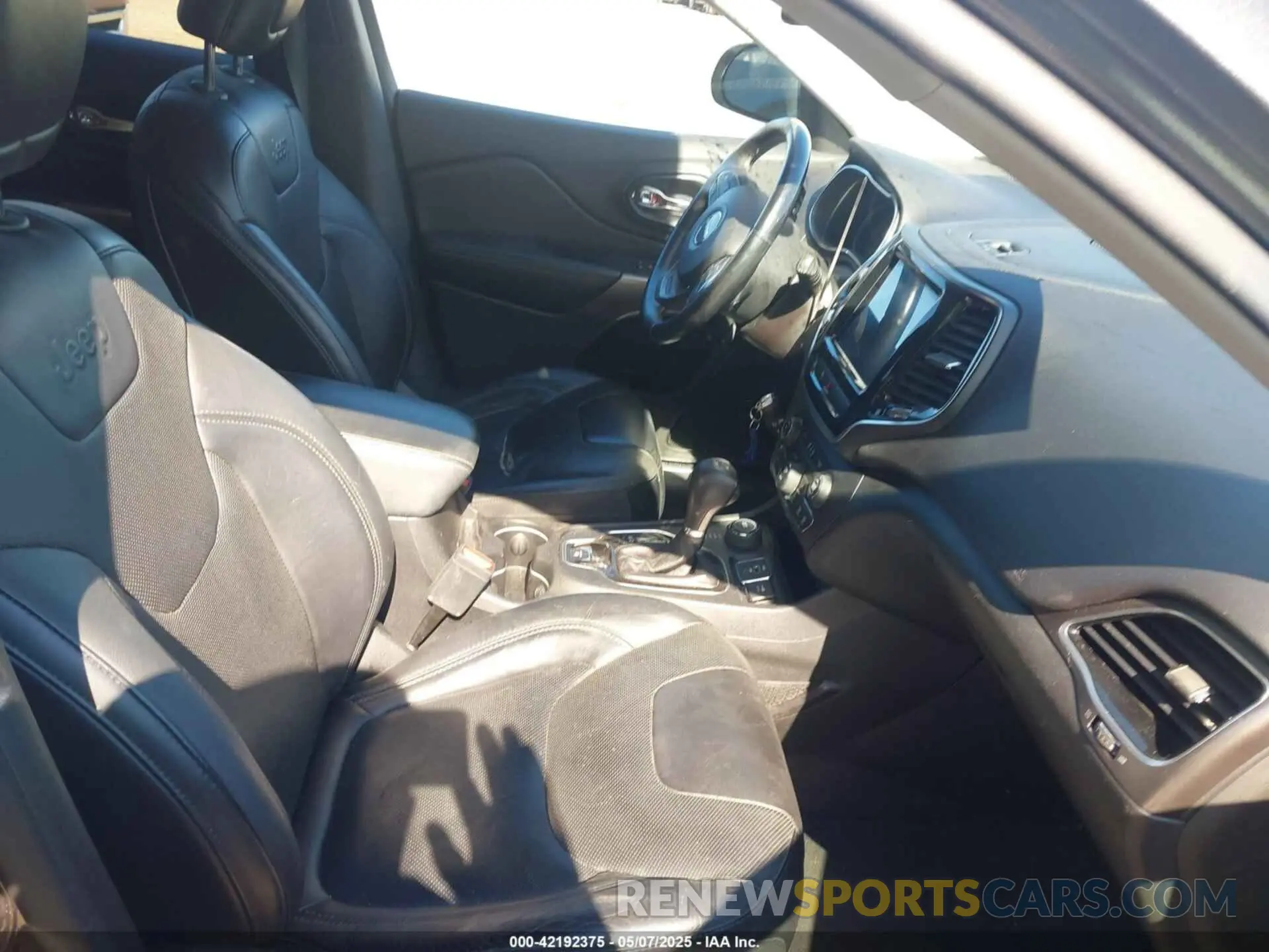 5 Photograph of a damaged car 1C4PJMDX5KD157237 JEEP CHEROKEE 2019