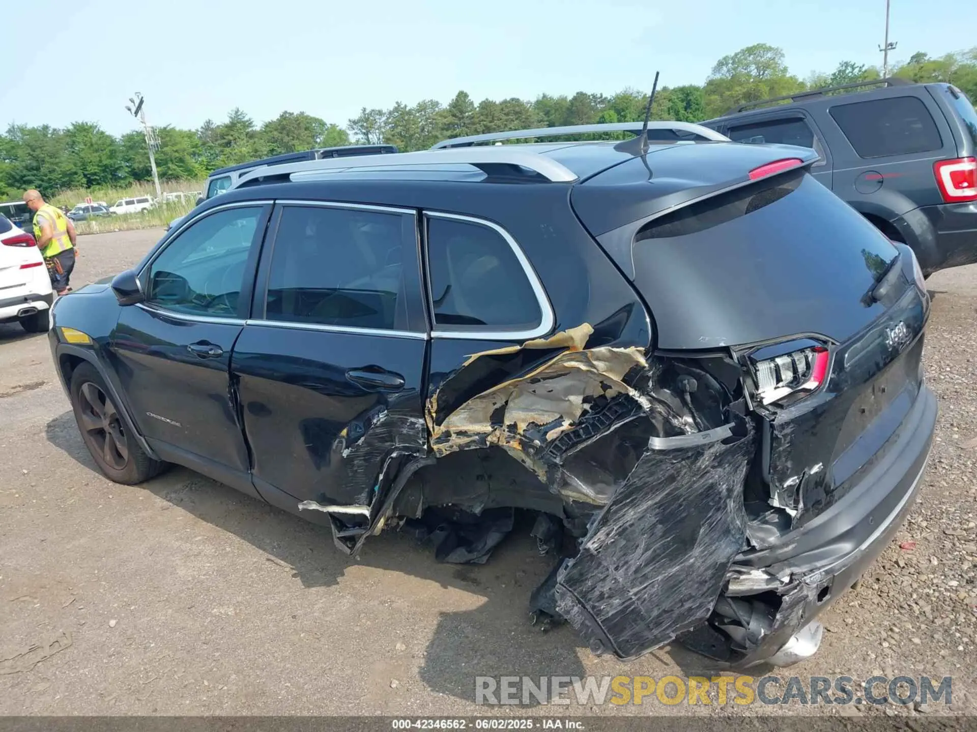 13 Photograph of a damaged car 1C4PJMDX5KD200135 JEEP CHEROKEE 2019