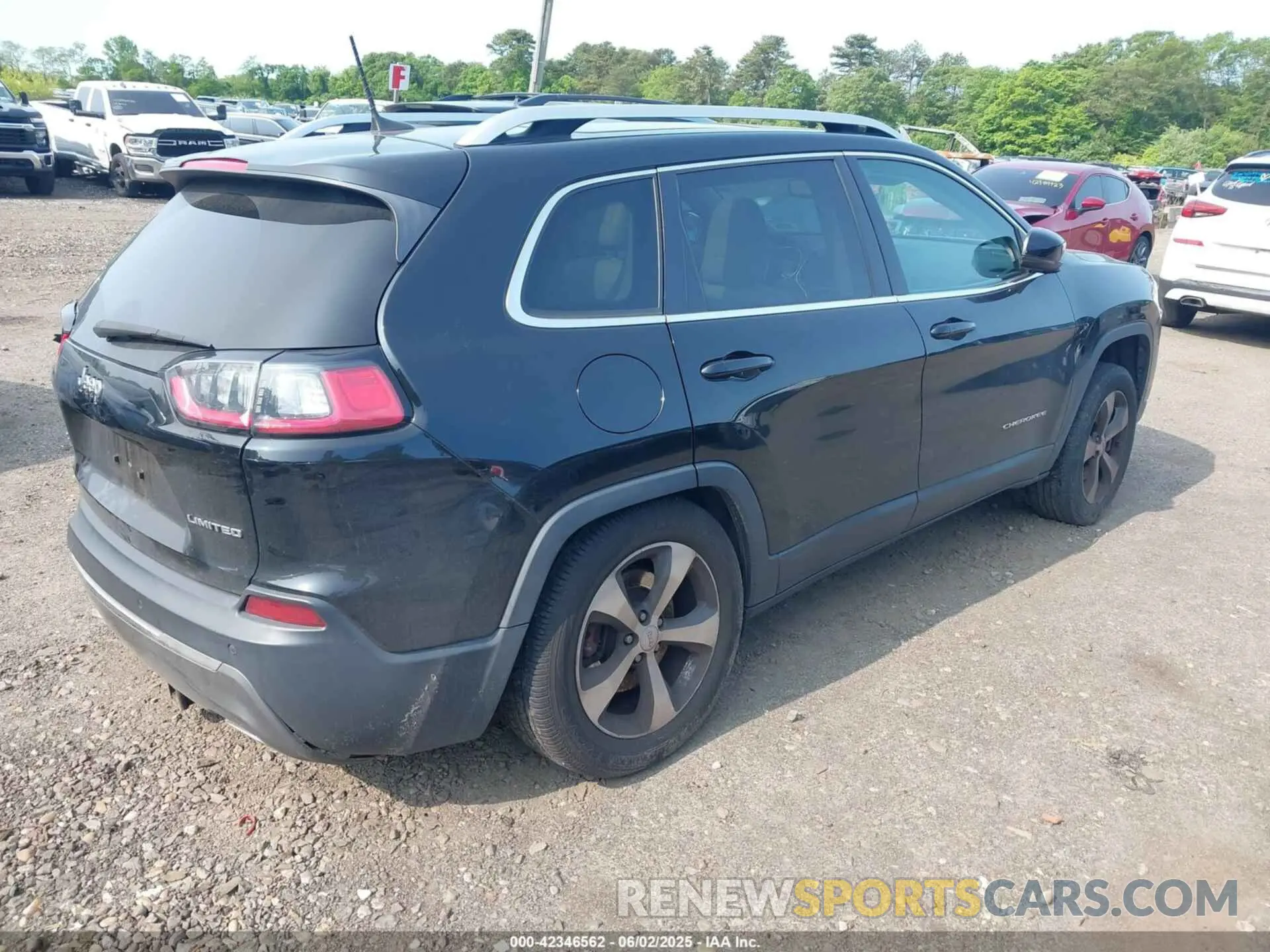 4 Photograph of a damaged car 1C4PJMDX5KD200135 JEEP CHEROKEE 2019