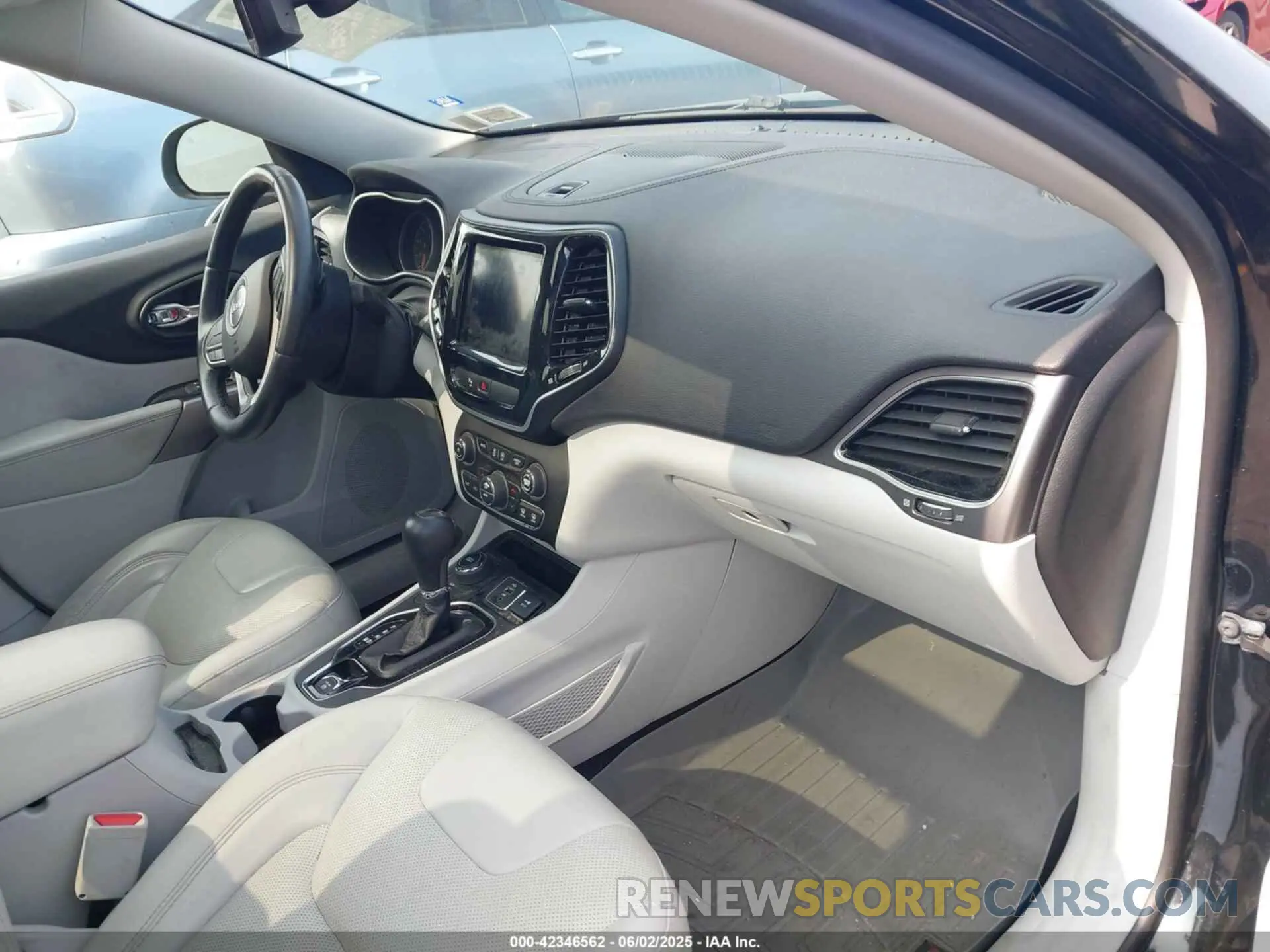5 Photograph of a damaged car 1C4PJMDX5KD200135 JEEP CHEROKEE 2019