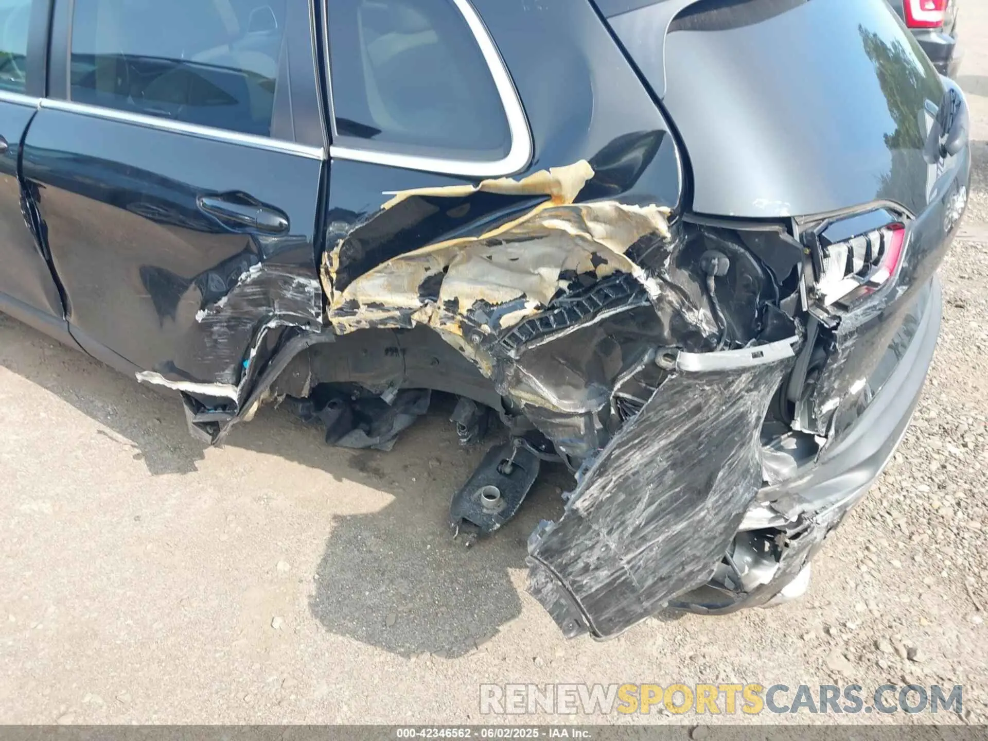 6 Photograph of a damaged car 1C4PJMDX5KD200135 JEEP CHEROKEE 2019