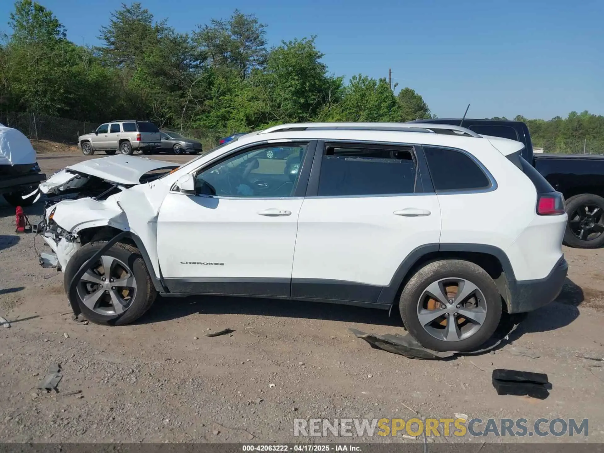 14 Photograph of a damaged car 1C4PJMDX5KD305788 JEEP CHEROKEE 2019