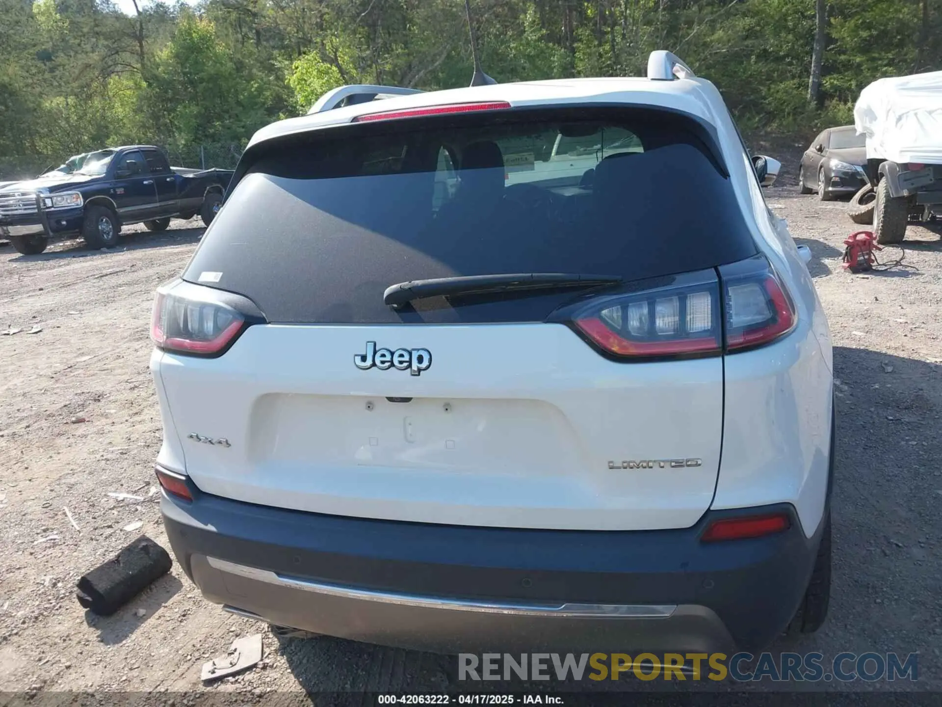 16 Photograph of a damaged car 1C4PJMDX5KD305788 JEEP CHEROKEE 2019