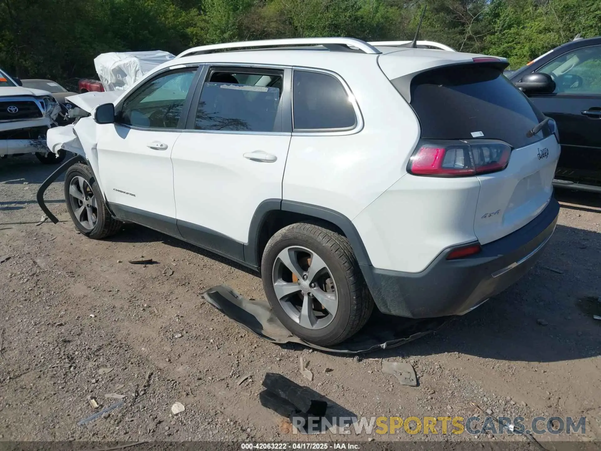 3 Photograph of a damaged car 1C4PJMDX5KD305788 JEEP CHEROKEE 2019