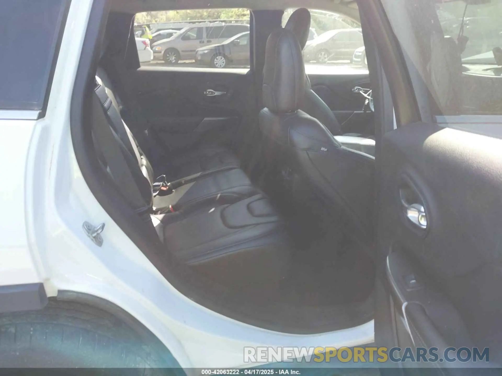 8 Photograph of a damaged car 1C4PJMDX5KD305788 JEEP CHEROKEE 2019