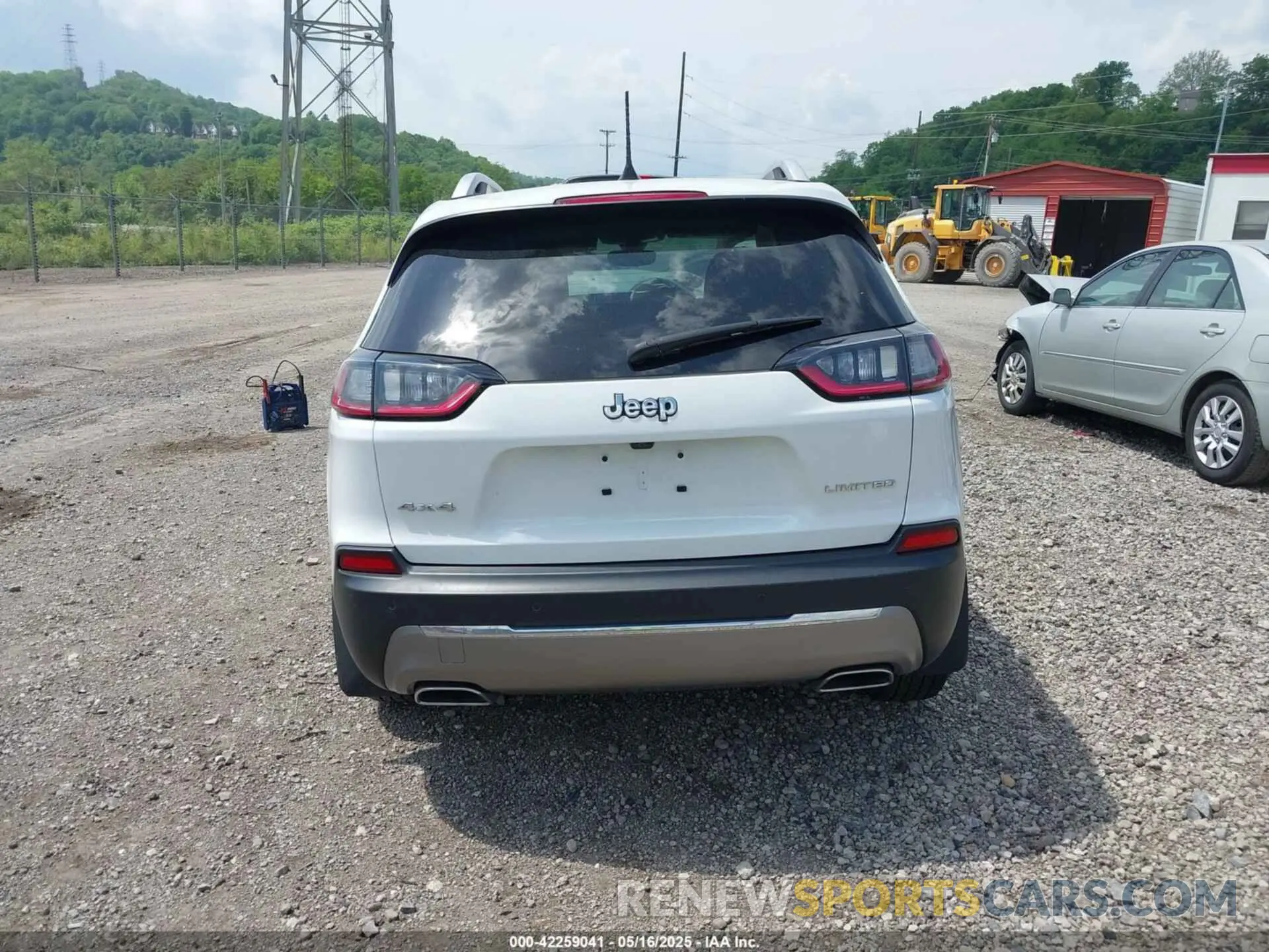 17 Photograph of a damaged car 1C4PJMDX5KD344073 JEEP CHEROKEE 2019