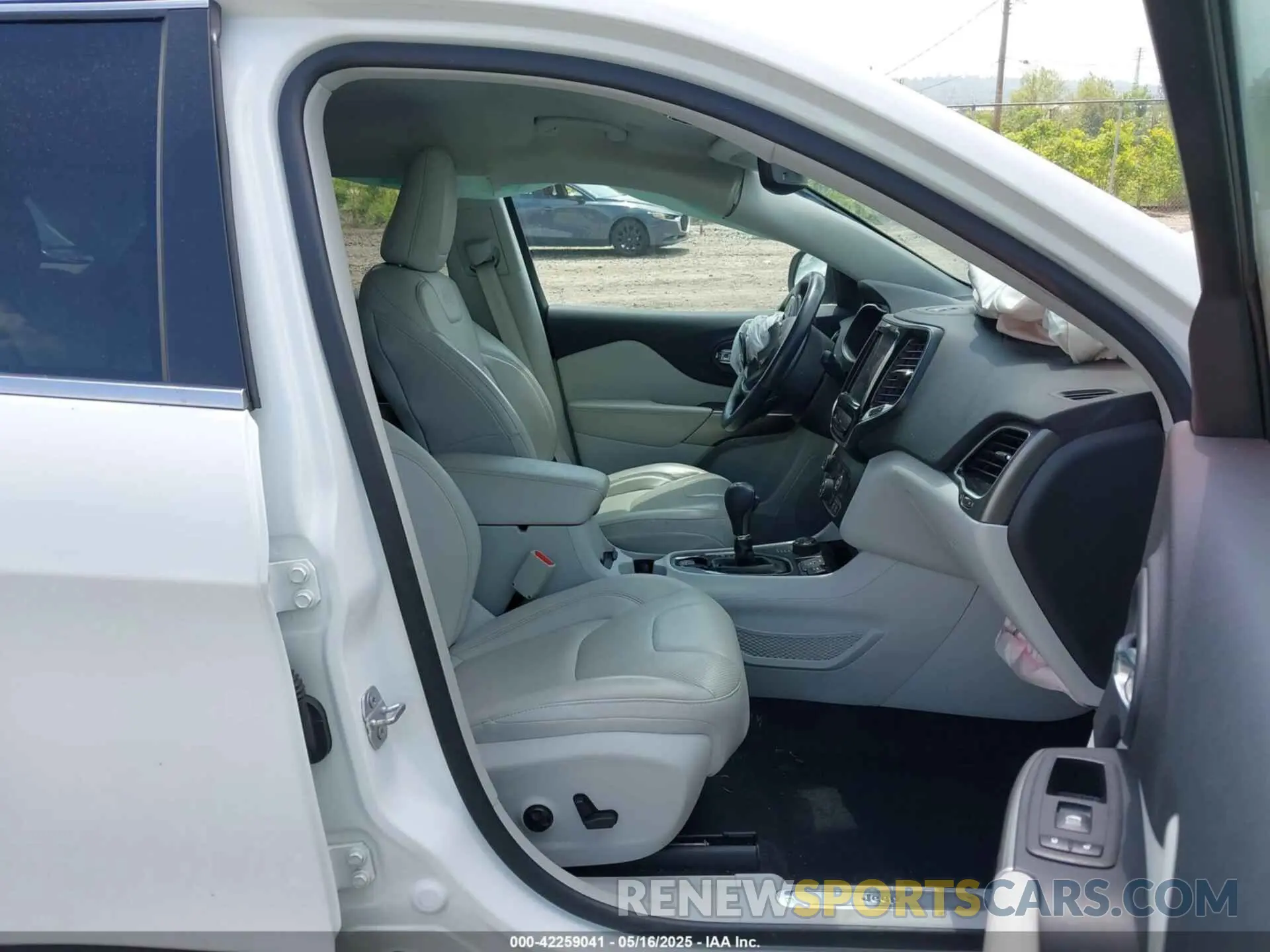 5 Photograph of a damaged car 1C4PJMDX5KD344073 JEEP CHEROKEE 2019