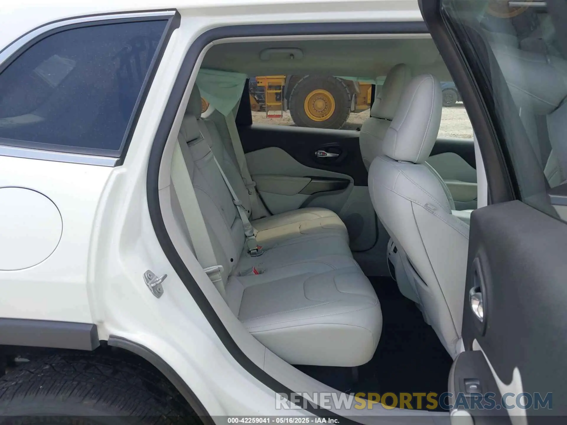 8 Photograph of a damaged car 1C4PJMDX5KD344073 JEEP CHEROKEE 2019