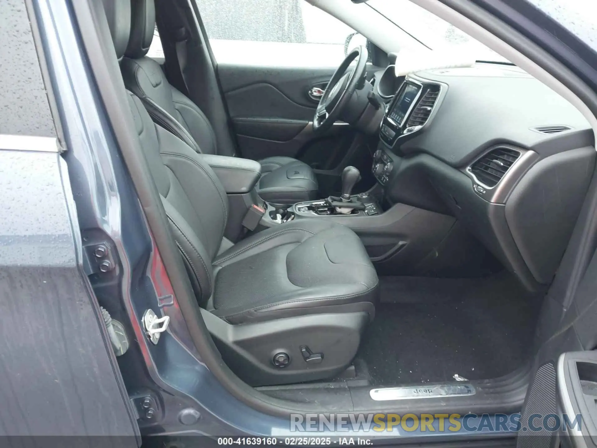 5 Photograph of a damaged car 1C4PJMDX5KD470482 JEEP CHEROKEE 2019
