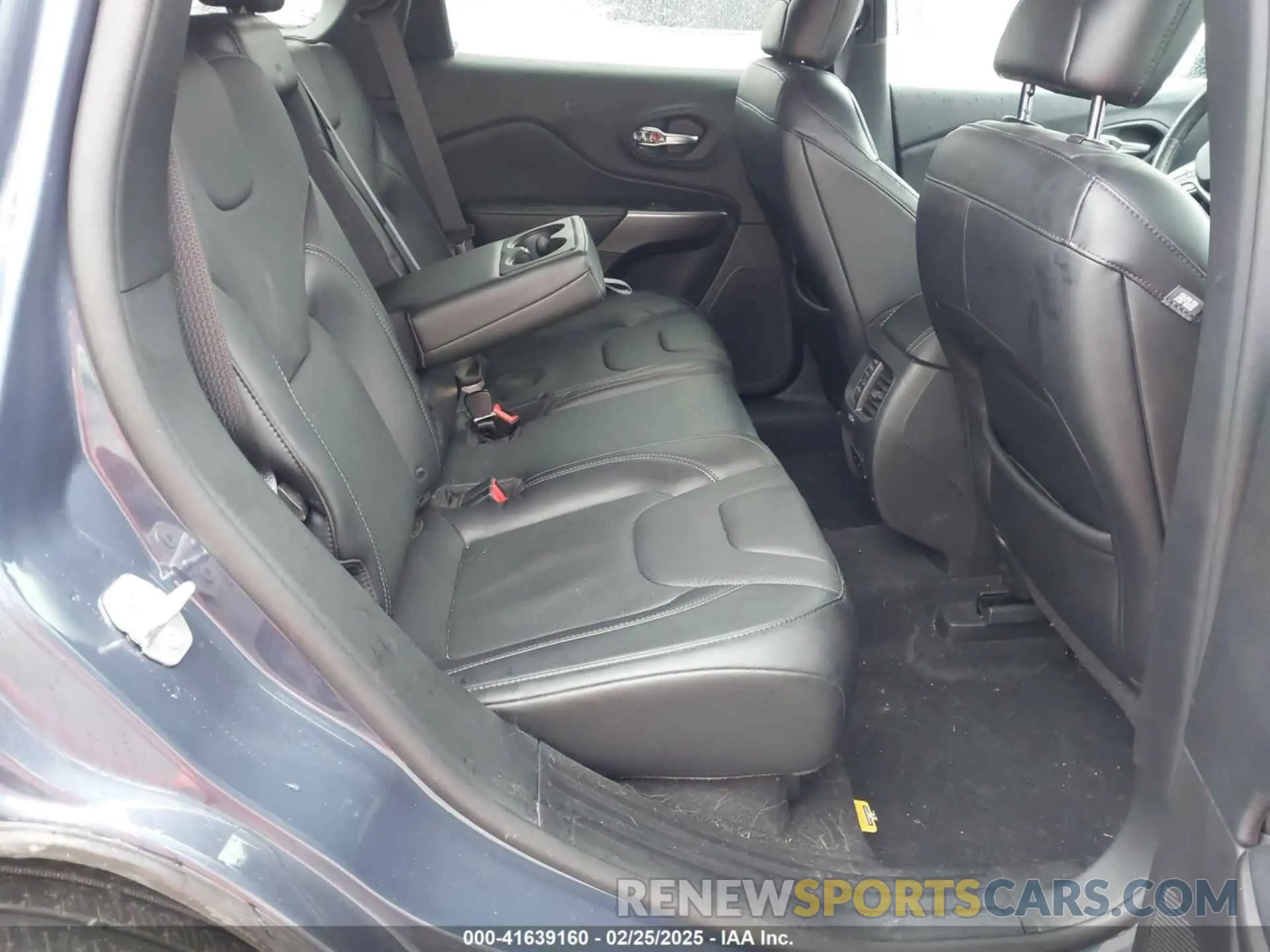 8 Photograph of a damaged car 1C4PJMDX5KD470482 JEEP CHEROKEE 2019