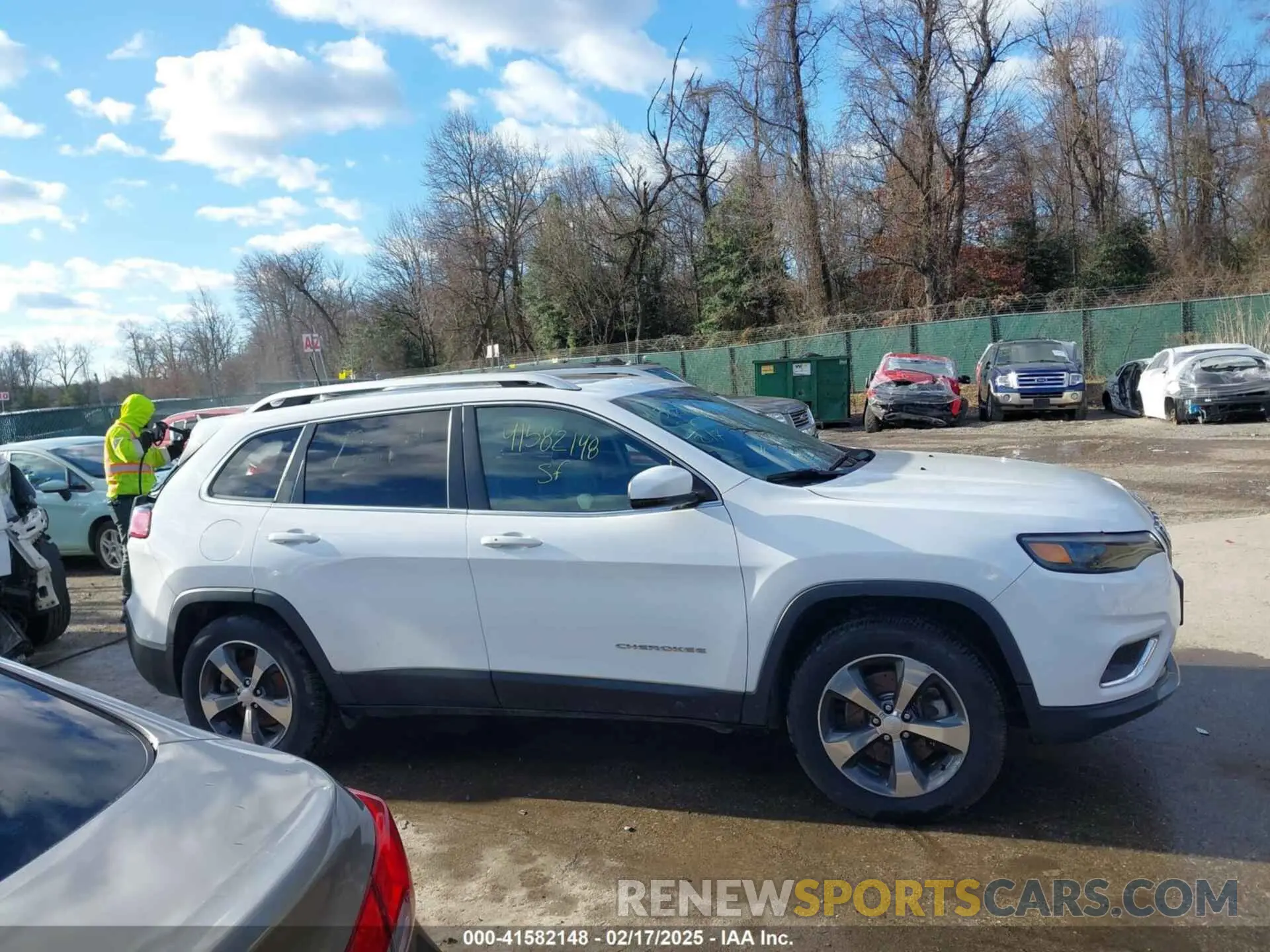 14 Photograph of a damaged car 1C4PJMDX6KD135313 JEEP CHEROKEE 2019