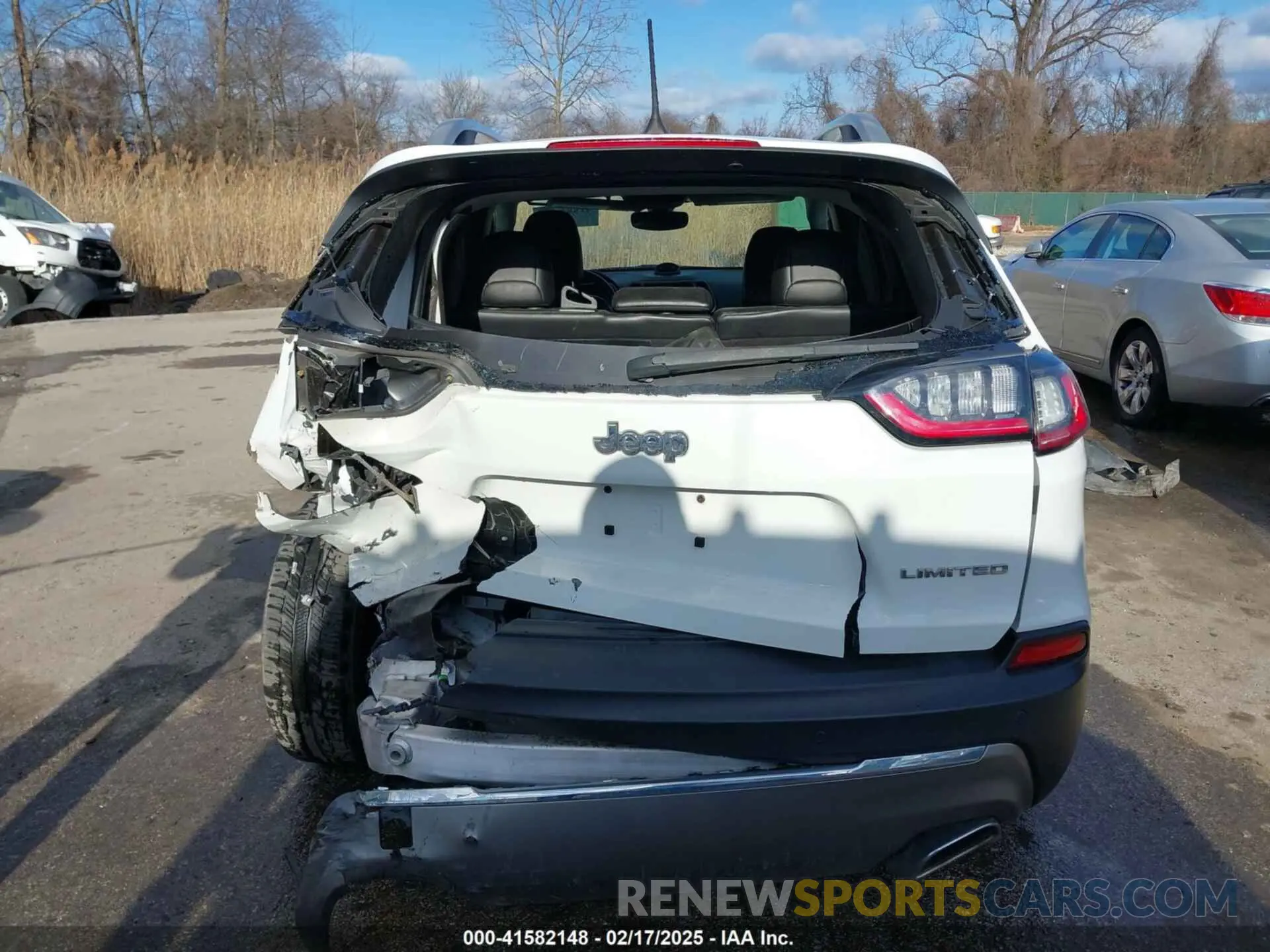 17 Photograph of a damaged car 1C4PJMDX6KD135313 JEEP CHEROKEE 2019