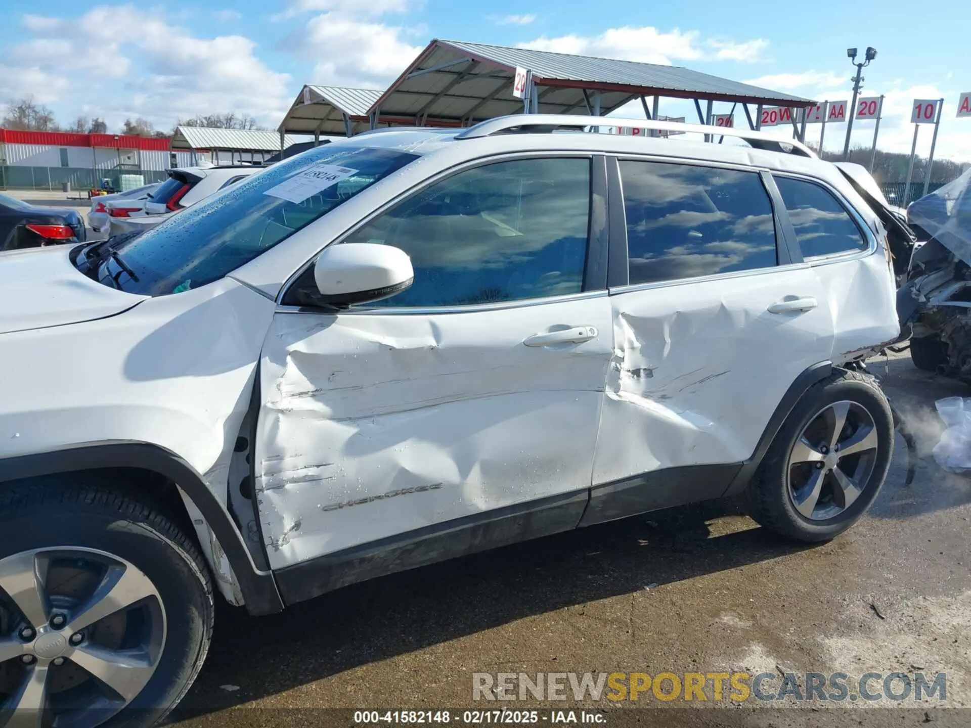 18 Photograph of a damaged car 1C4PJMDX6KD135313 JEEP CHEROKEE 2019