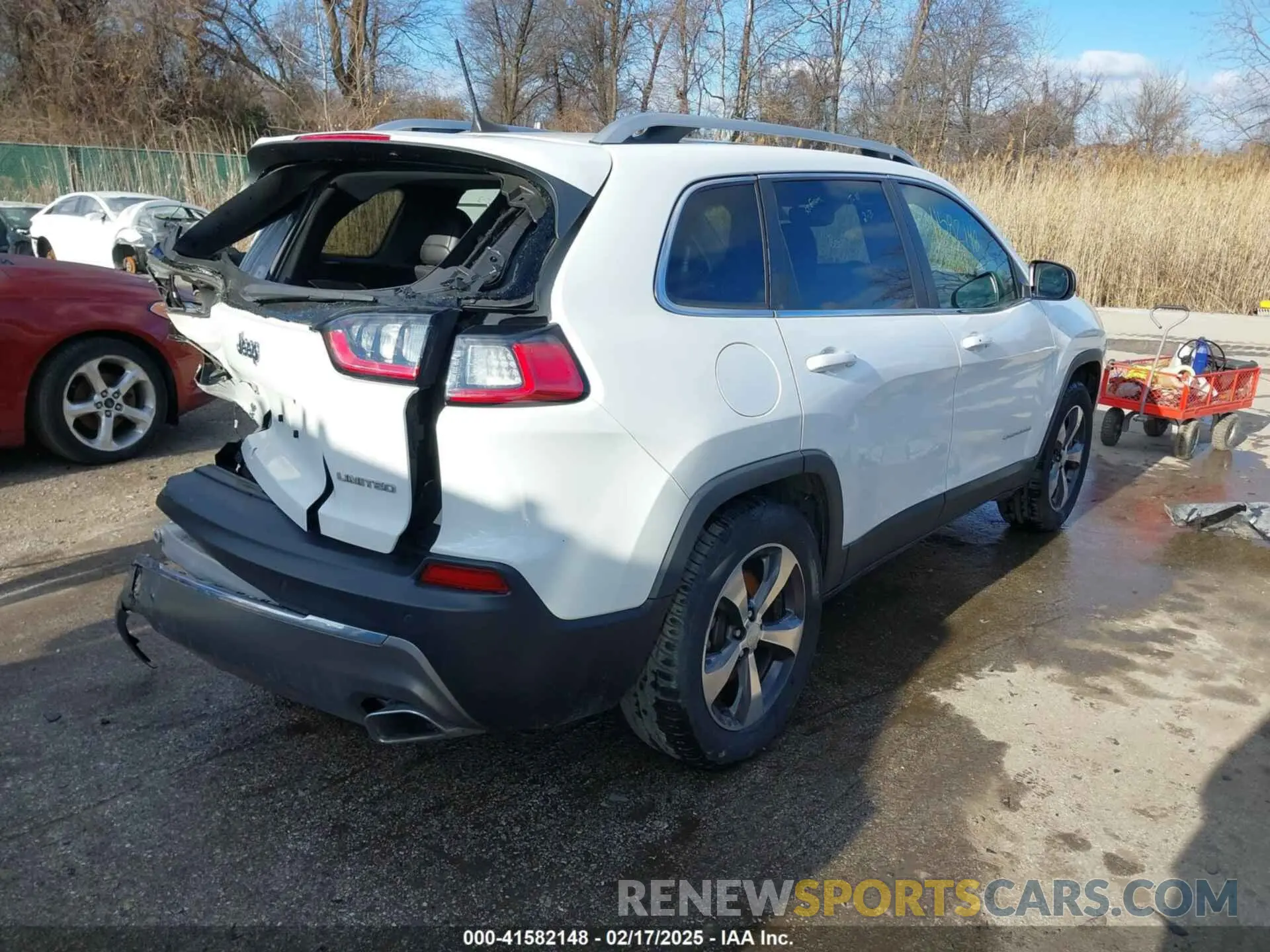 4 Photograph of a damaged car 1C4PJMDX6KD135313 JEEP CHEROKEE 2019