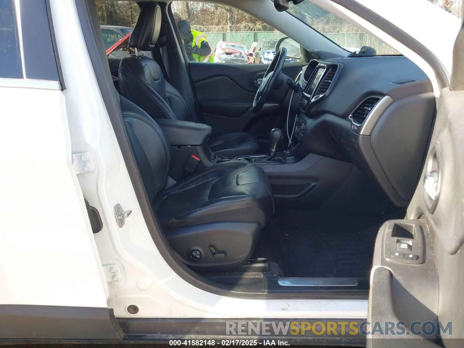 5 Photograph of a damaged car 1C4PJMDX6KD135313 JEEP CHEROKEE 2019