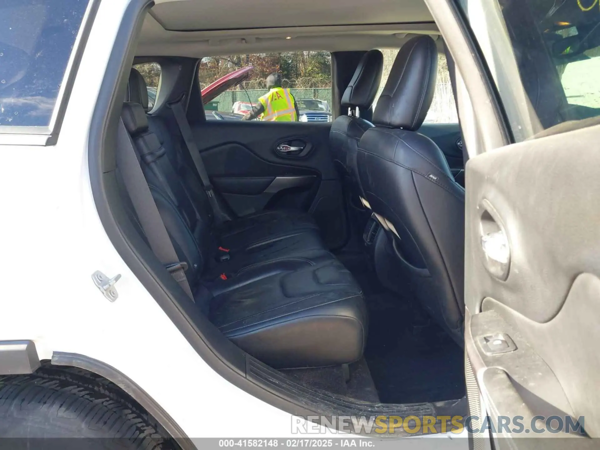 8 Photograph of a damaged car 1C4PJMDX6KD135313 JEEP CHEROKEE 2019