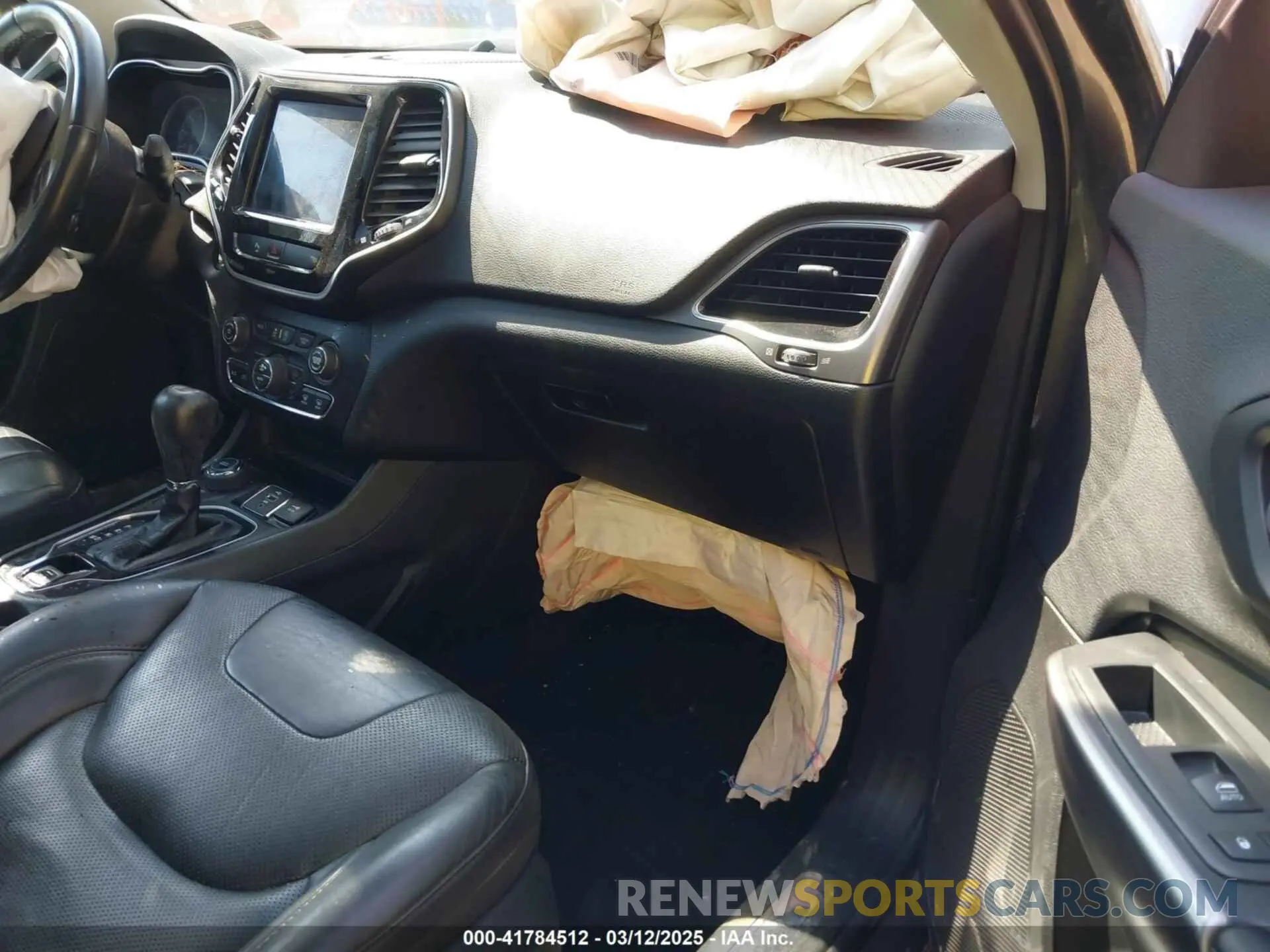 5 Photograph of a damaged car 1C4PJMDX6KD138423 JEEP CHEROKEE 2019