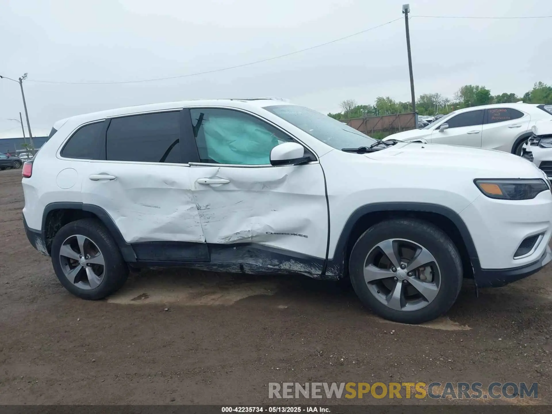 14 Photograph of a damaged car 1C4PJMDX6KD252972 JEEP CHEROKEE 2019