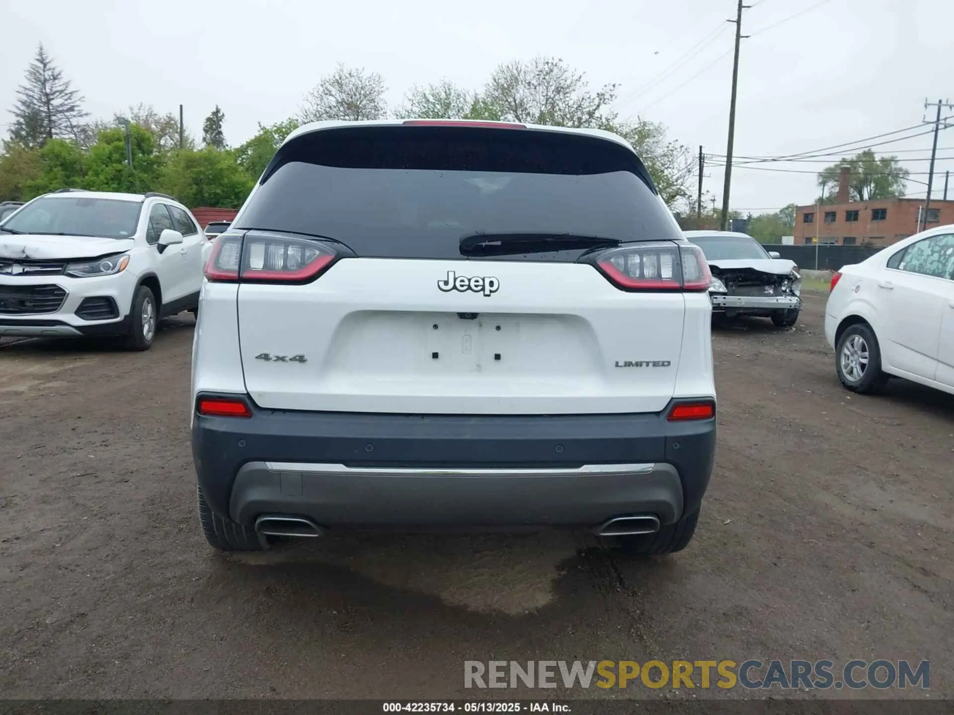 17 Photograph of a damaged car 1C4PJMDX6KD252972 JEEP CHEROKEE 2019