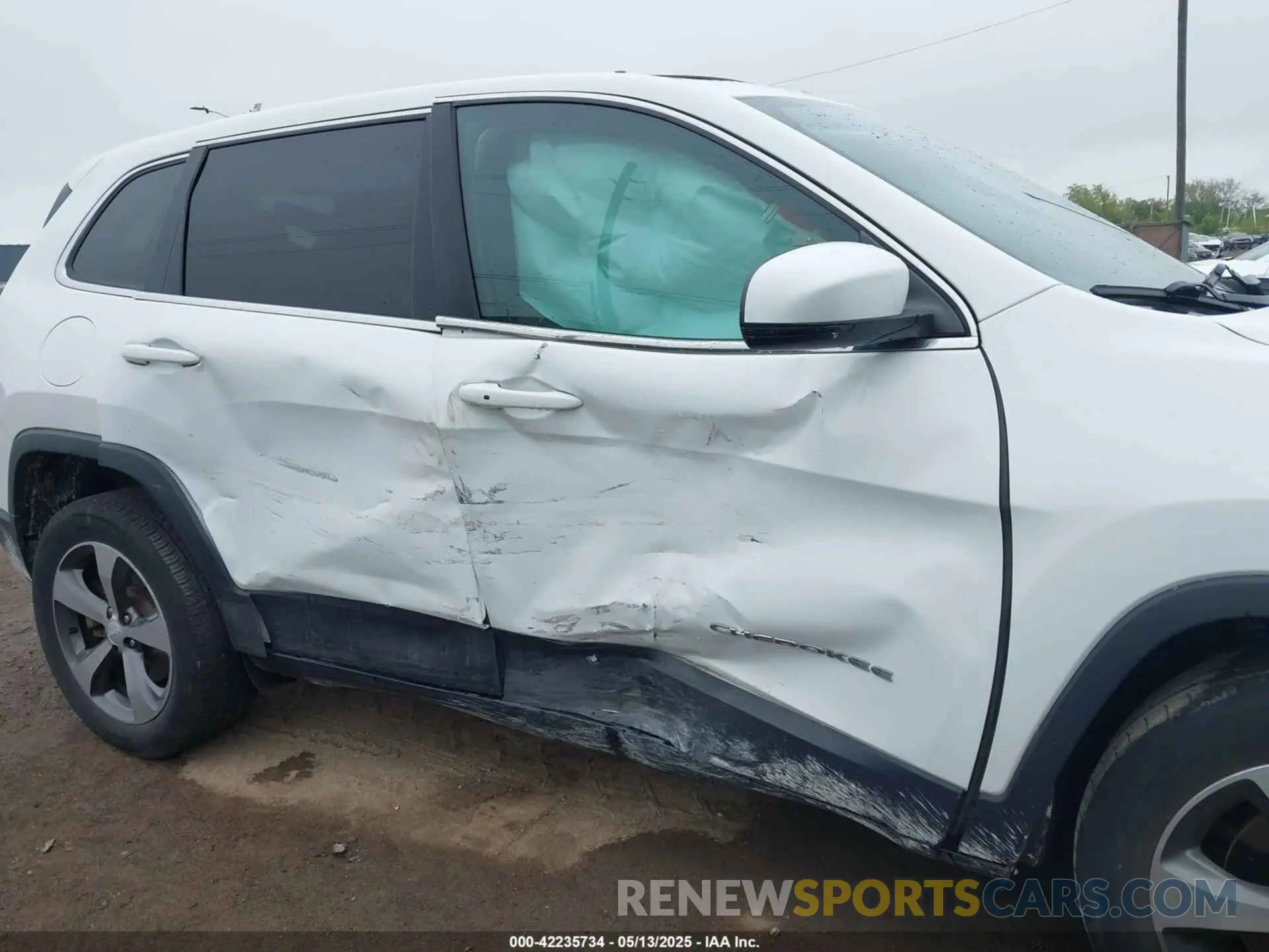 6 Photograph of a damaged car 1C4PJMDX6KD252972 JEEP CHEROKEE 2019