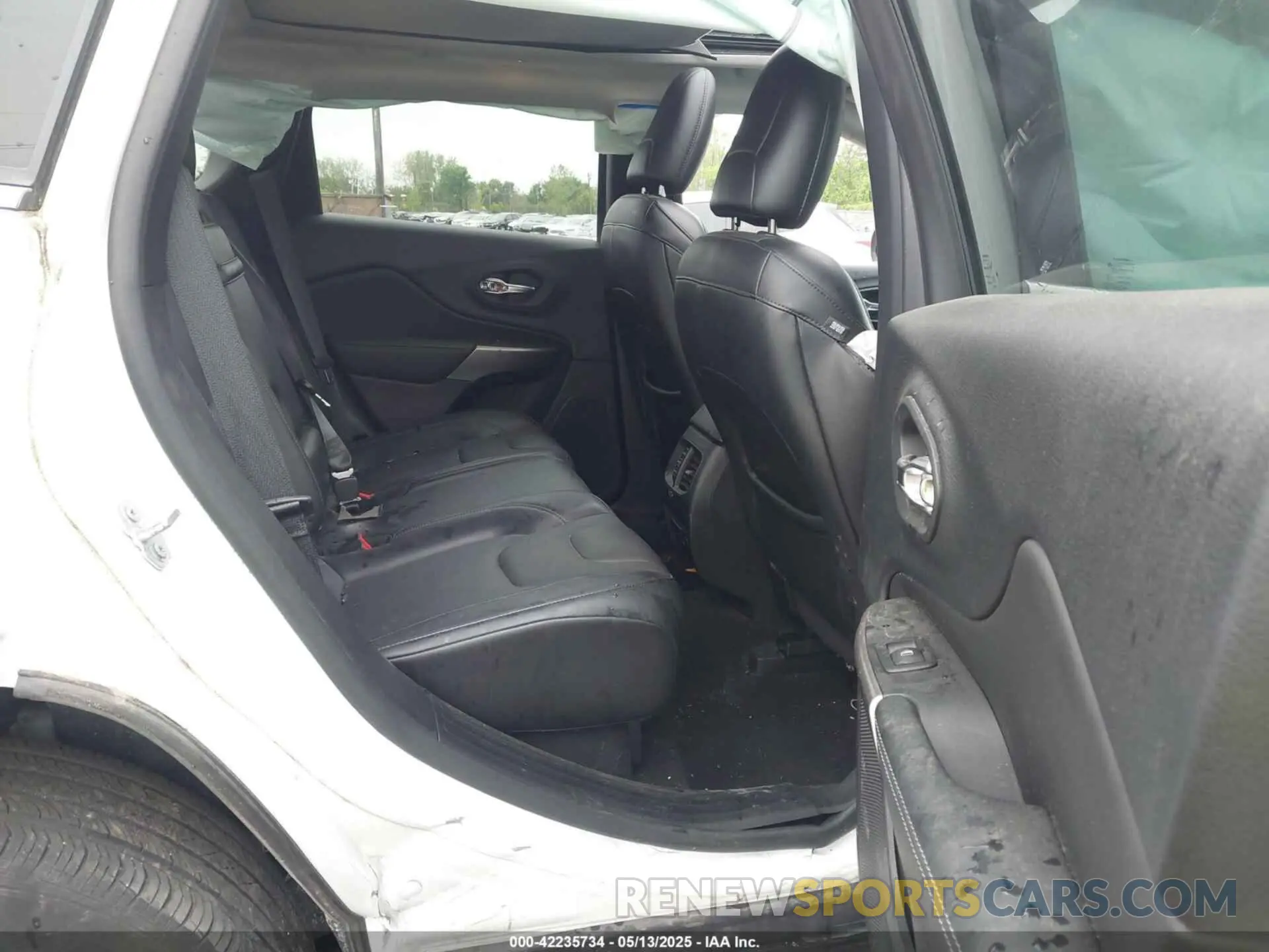 8 Photograph of a damaged car 1C4PJMDX6KD252972 JEEP CHEROKEE 2019