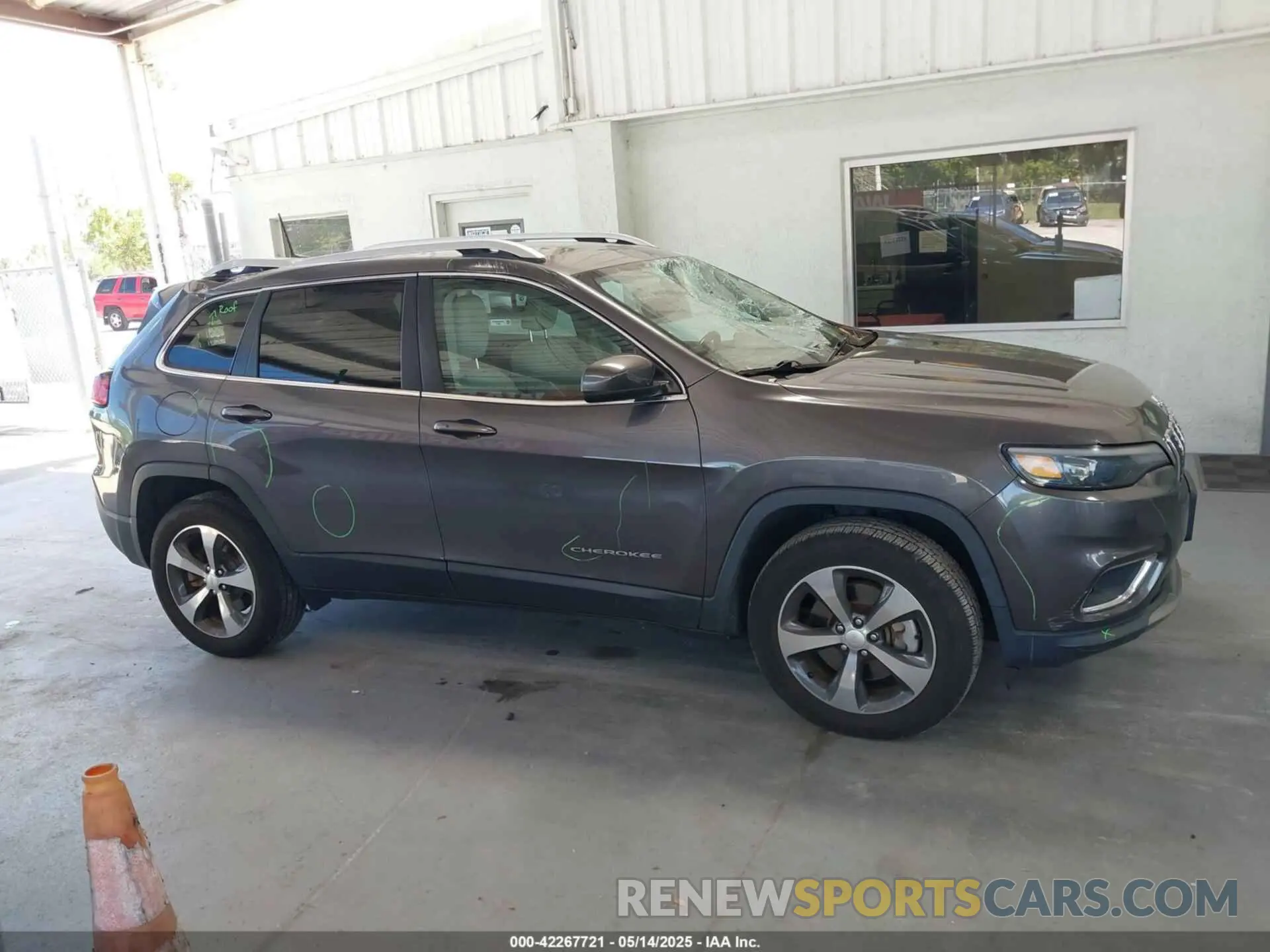 13 Photograph of a damaged car 1C4PJMDX6KD303225 JEEP CHEROKEE 2019