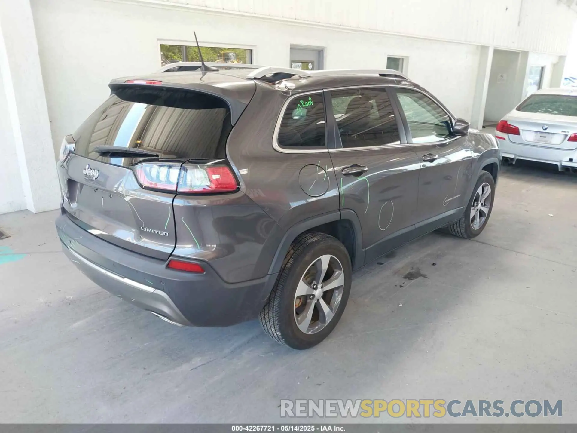 4 Photograph of a damaged car 1C4PJMDX6KD303225 JEEP CHEROKEE 2019