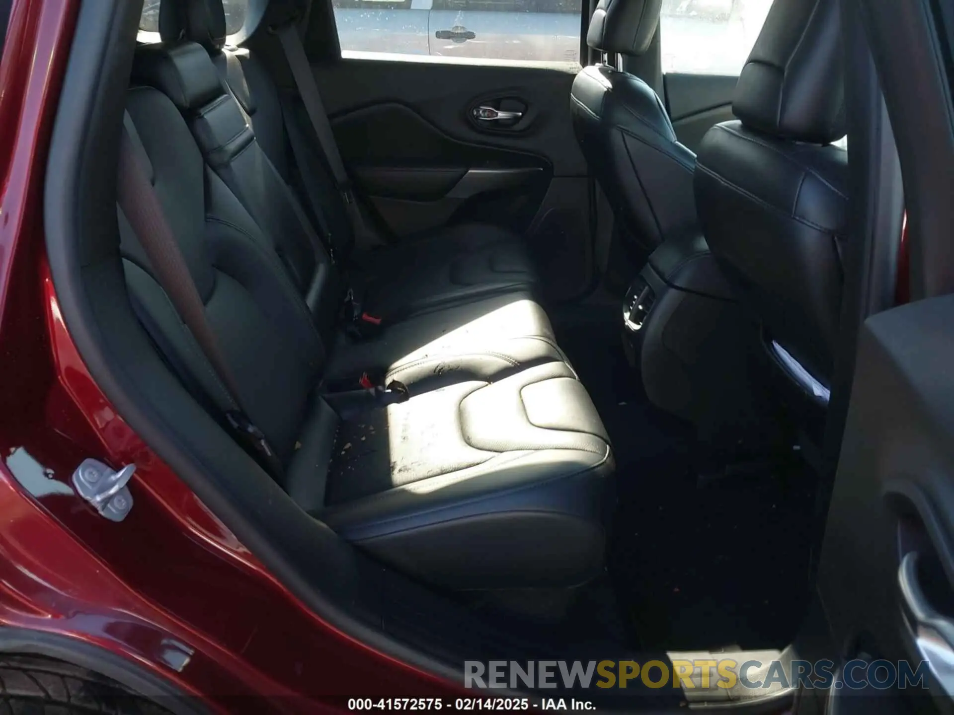 8 Photograph of a damaged car 1C4PJMDX6KD337276 JEEP CHEROKEE 2019
