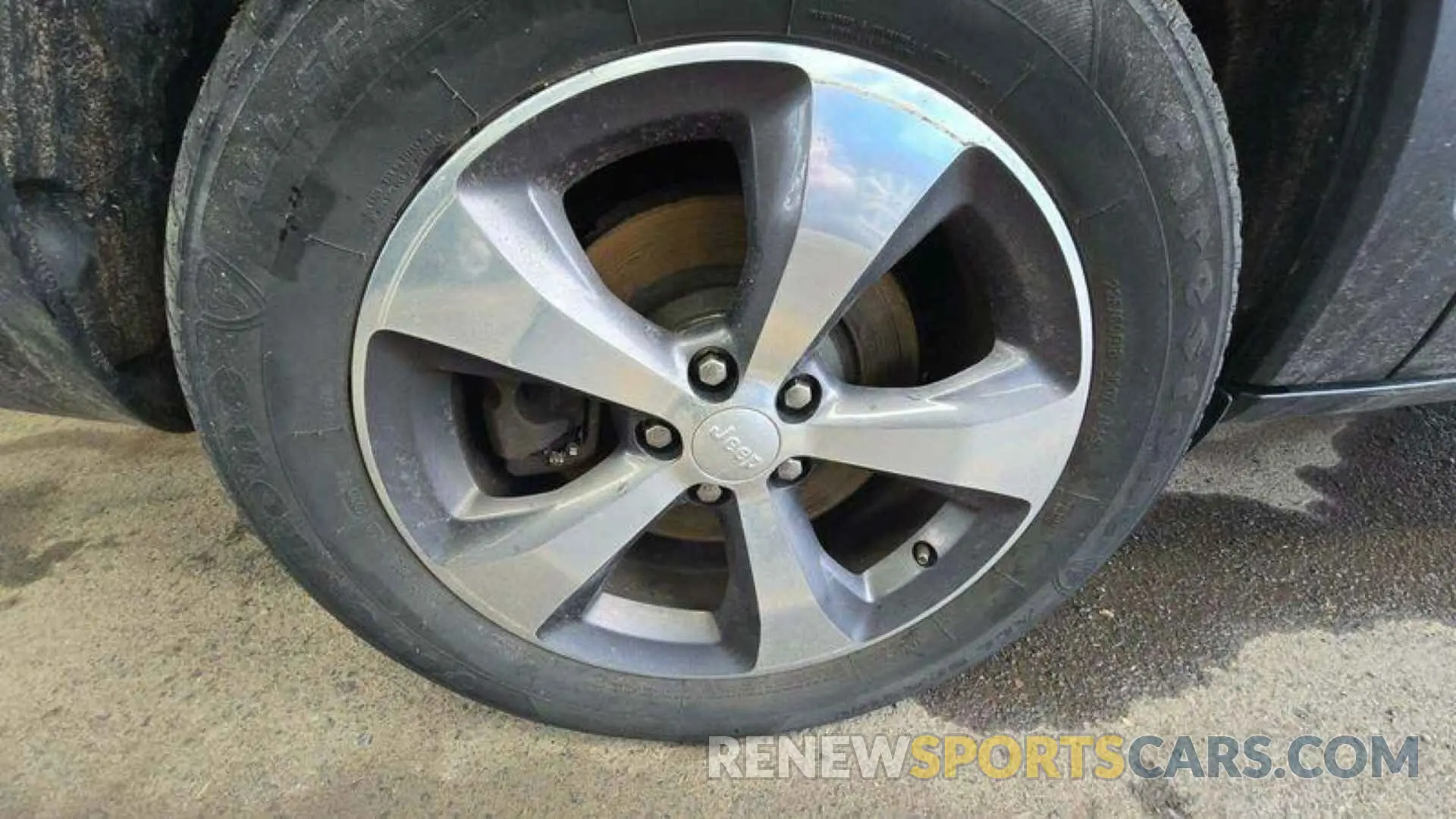18 Photograph of a damaged car 1C4PJMDX6KD373808 JEEP CHEROKEE 2019