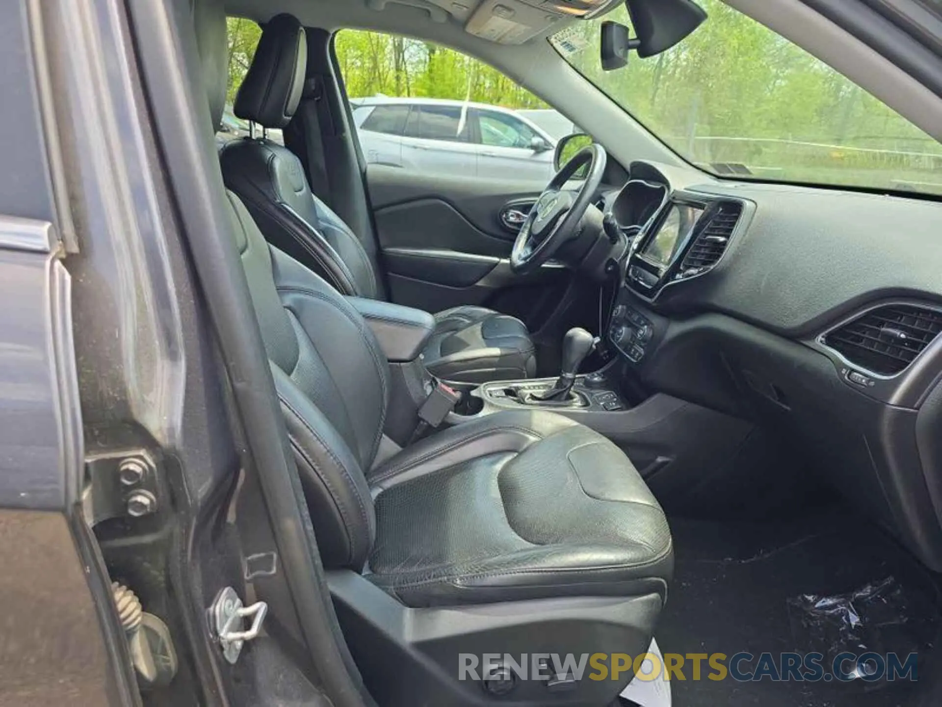 2 Photograph of a damaged car 1C4PJMDX6KD373808 JEEP CHEROKEE 2019