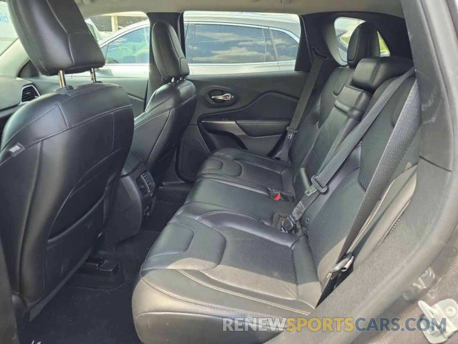 3 Photograph of a damaged car 1C4PJMDX6KD373808 JEEP CHEROKEE 2019
