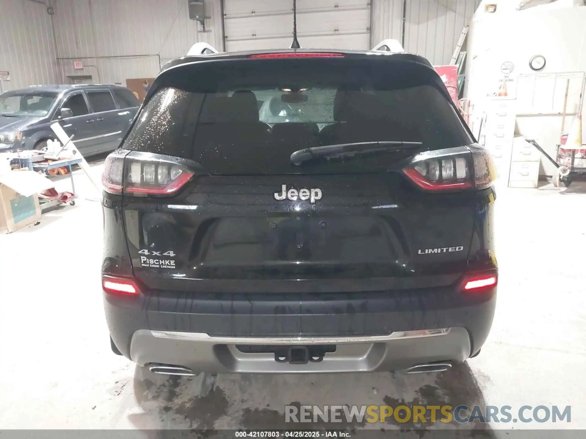 17 Photograph of a damaged car 1C4PJMDX6KD427429 JEEP CHEROKEE 2019