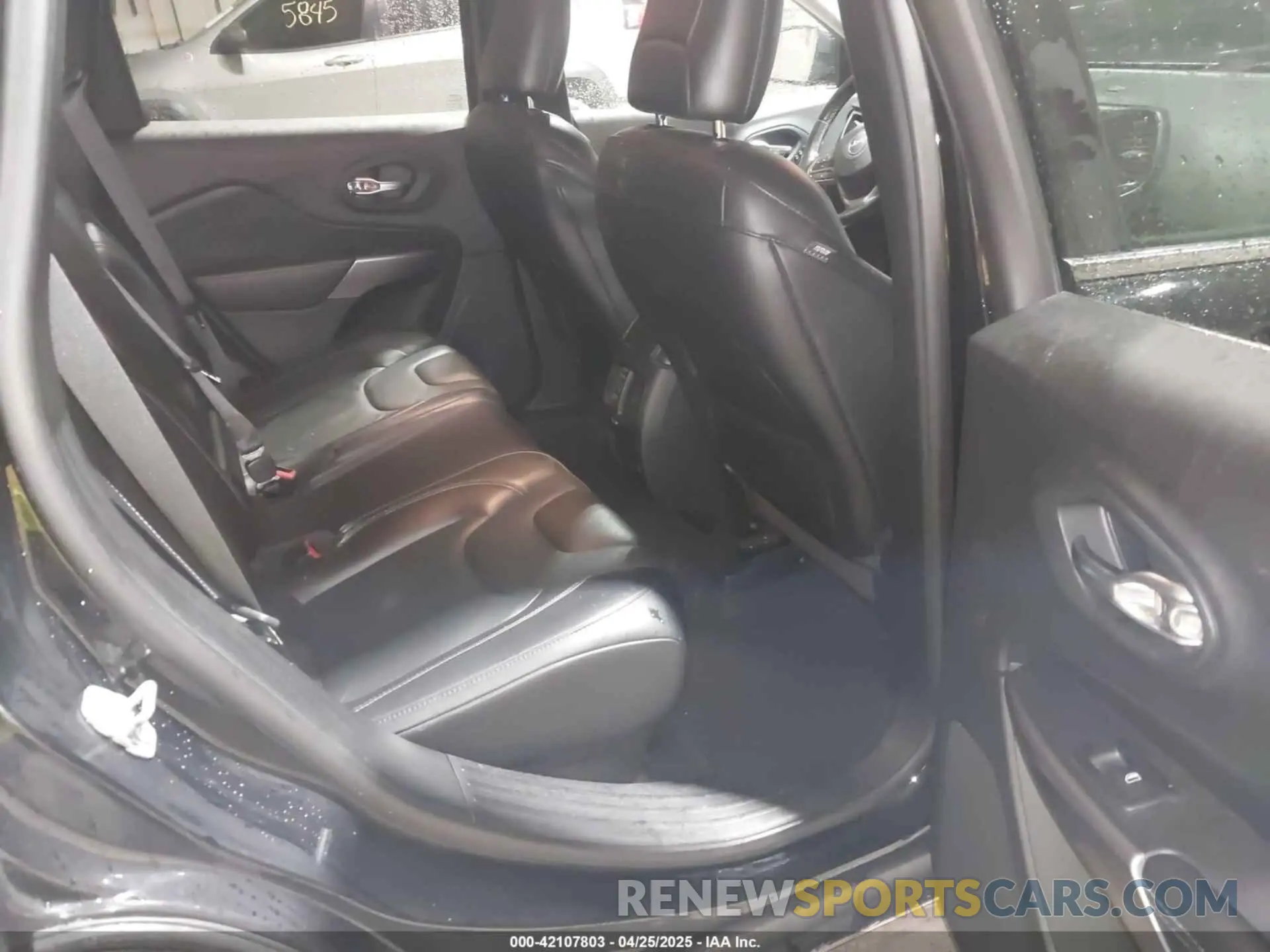 8 Photograph of a damaged car 1C4PJMDX6KD427429 JEEP CHEROKEE 2019